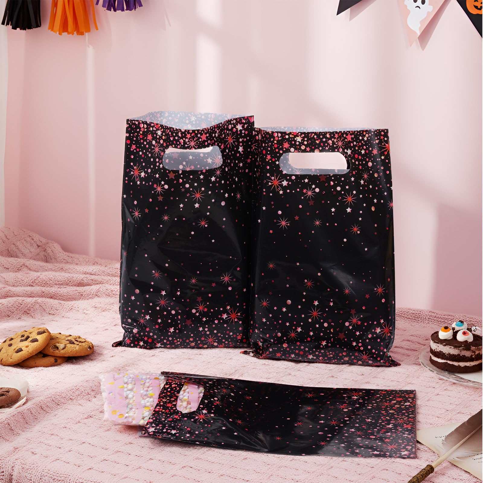 Pasimy 50 Stück schwarze und rote Party-Geschenktüten, gestanzt, Kunststoff, Leckerli-Merchandise-Artikel mit Griff, für Geburtstagsparty, Hochzeit, Brautparty, Babyparty, Weihnachten, Neujahr