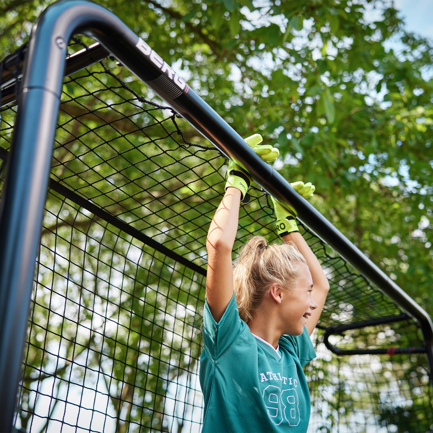 BERG SportsGoal Fußballtor für Garten & Training | stabiles Metalltor mit Präzisionsnetz | wetterfestes Fußballtor für Kinder & Erwachsene | einfacher Aufbau | ideal für Schusstraining