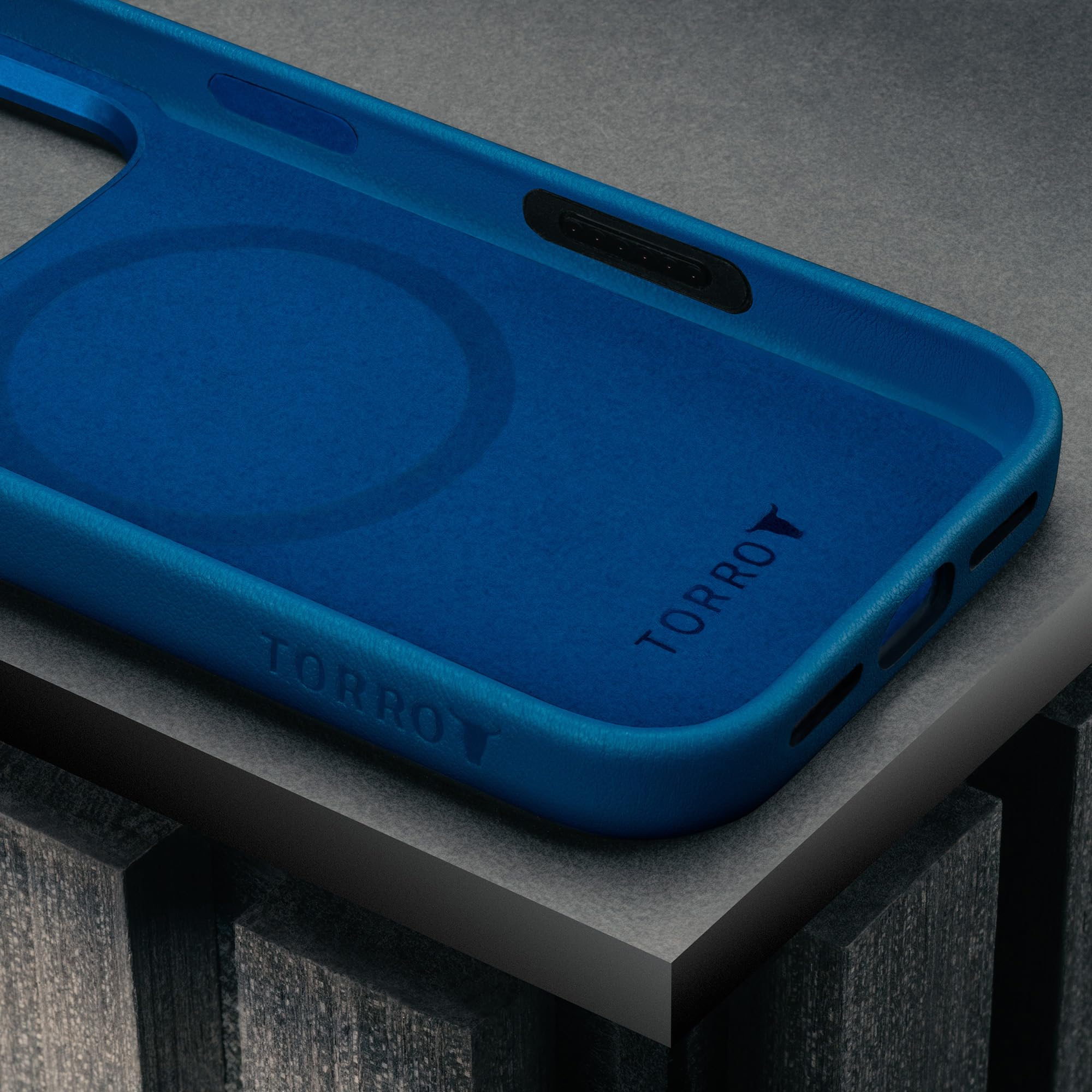 TORRO Funda Compatible con iPhone 17 Pro 6.3" 2025 - Funda Bumper Fina de Cuero Premium, Compatible con MagSafe (Azul)
