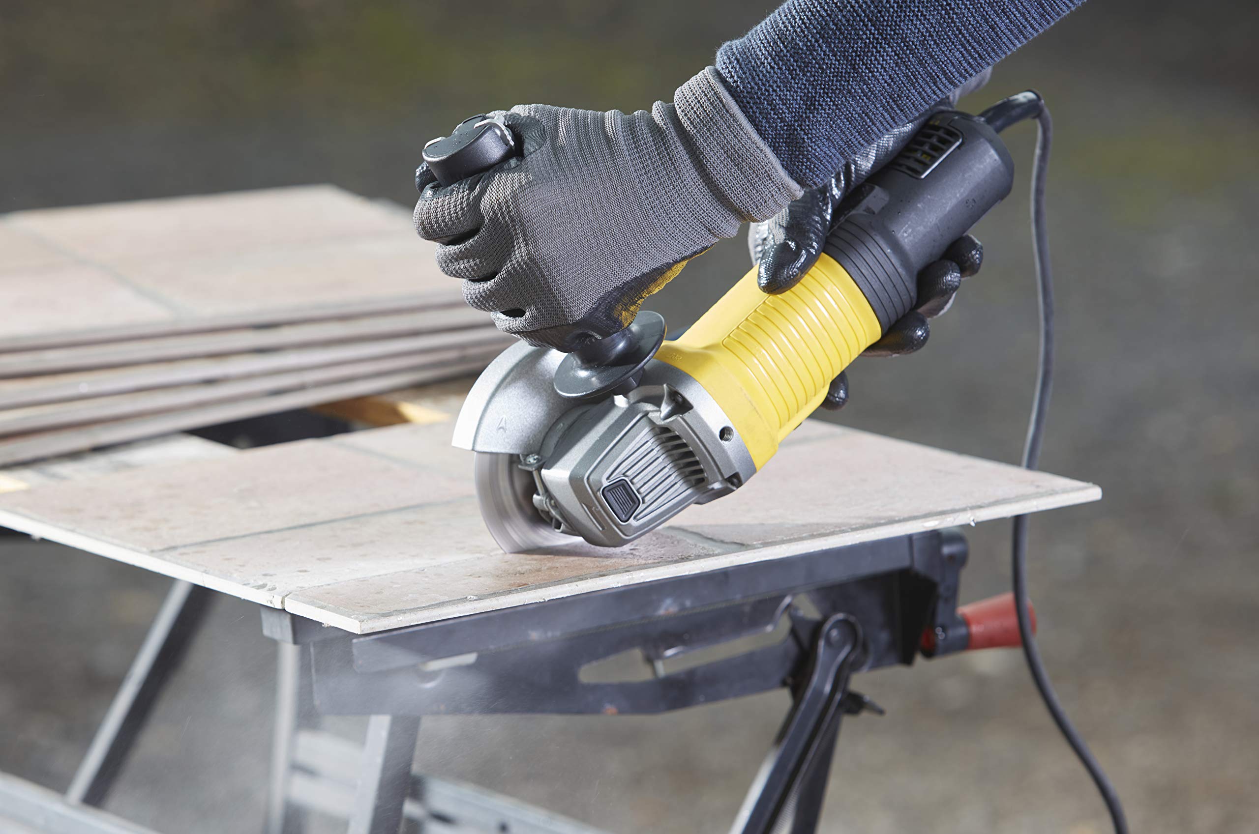 Stanley FATMAX Meuleuse d'Angle Filaire 850W 125 mm 12000 trs/min Démarrage Progressif Câble 4m Carter Ouvert et Carter Fermé Avec 1 Malette et 2ème Poignée Gamme FATMAX FMEG220-QS