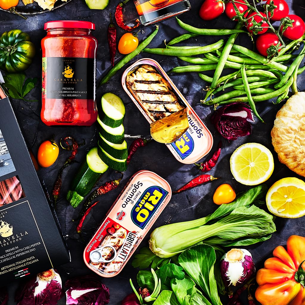 Caravella Fine Food – Italienisches Feinkost Geschenkset „Peperoncino“ – Chili Spaccatelli Pasta, Chili Olivenöl, Arrrabbiata Saucen, Burschetta-Chilisauce,Makrele in Olivenöl mit Chili, Bier, Snacks