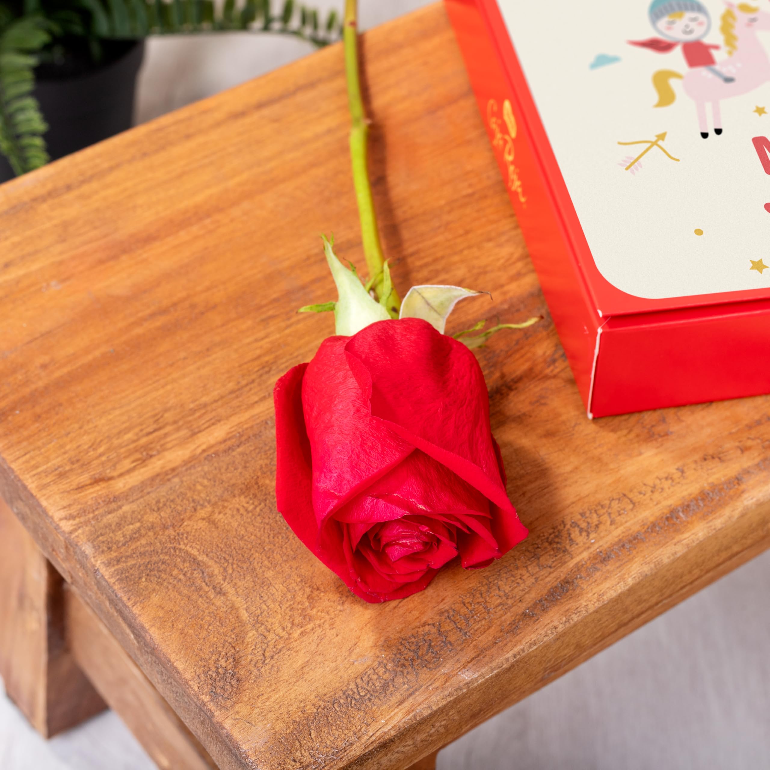 Made In Gift - Pack Sant Jordi Rosa y Bombones Personalizado con Nombre – Regalo Romántico “Te Voy a Comer a Versos” – Detalle Original con Chocolate para Pareja 23 Abril (Feliz Sant Jordi) — view 4