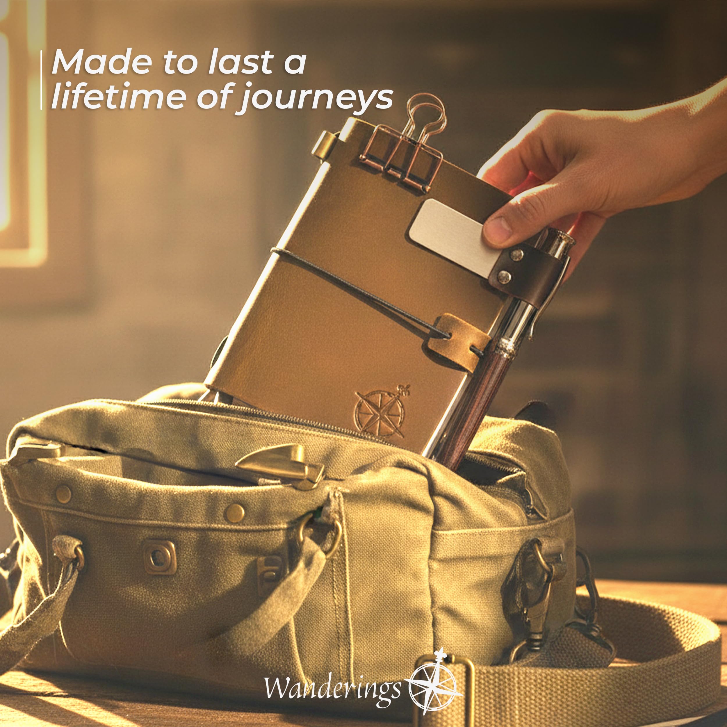 Wanderings Cuaderno de Bolsillo - 4"x5,1"/ 10x13 cm - Cuaderno de Viaje Recargable - Incluye un Portabolígrafos con Bolígrafo y 2 Recargas de Tinta Adicionales, una Carpeta de PVC y un Clip de Carpeta