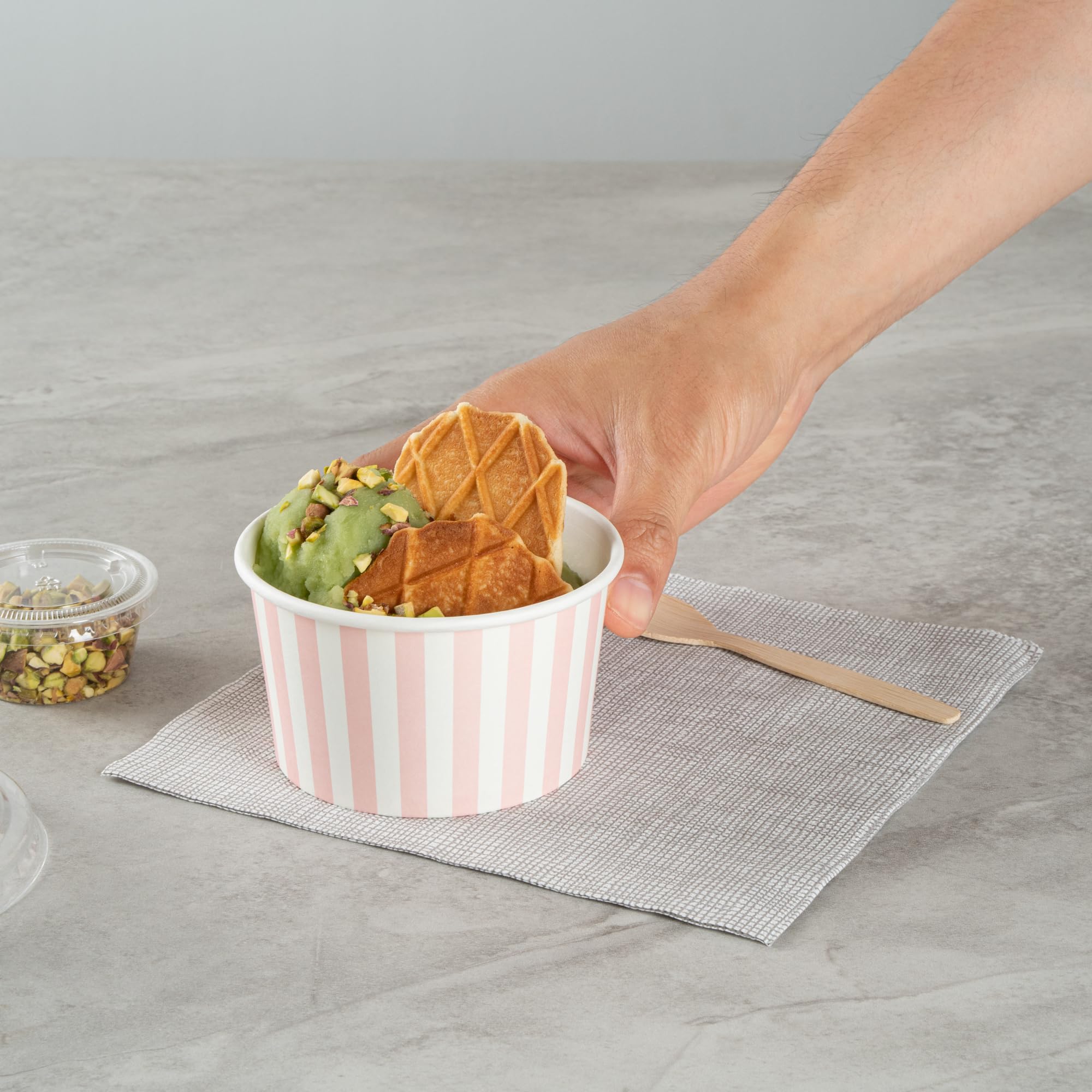 Restaurantware Coppetta - Vasos de postre de 12 onzas, 200 vasos desechables para helado, tapas se venden por separado, cuencos de papel FroYo resistentes, rosa y blanco, para alimentos fríos y