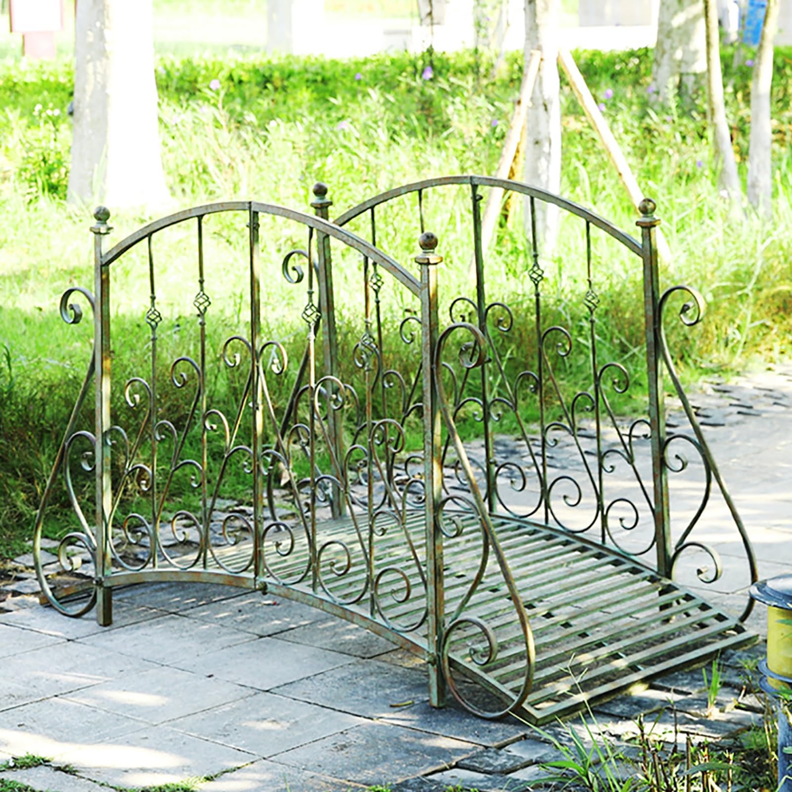 Puente de jardín Zen con arco de metal de 60 pulgadas con barandillas laterales de seguridad, pasarela decorativa, delicados volutas florales for arroyo, estanque de peces, antiguo, fácil de montar y