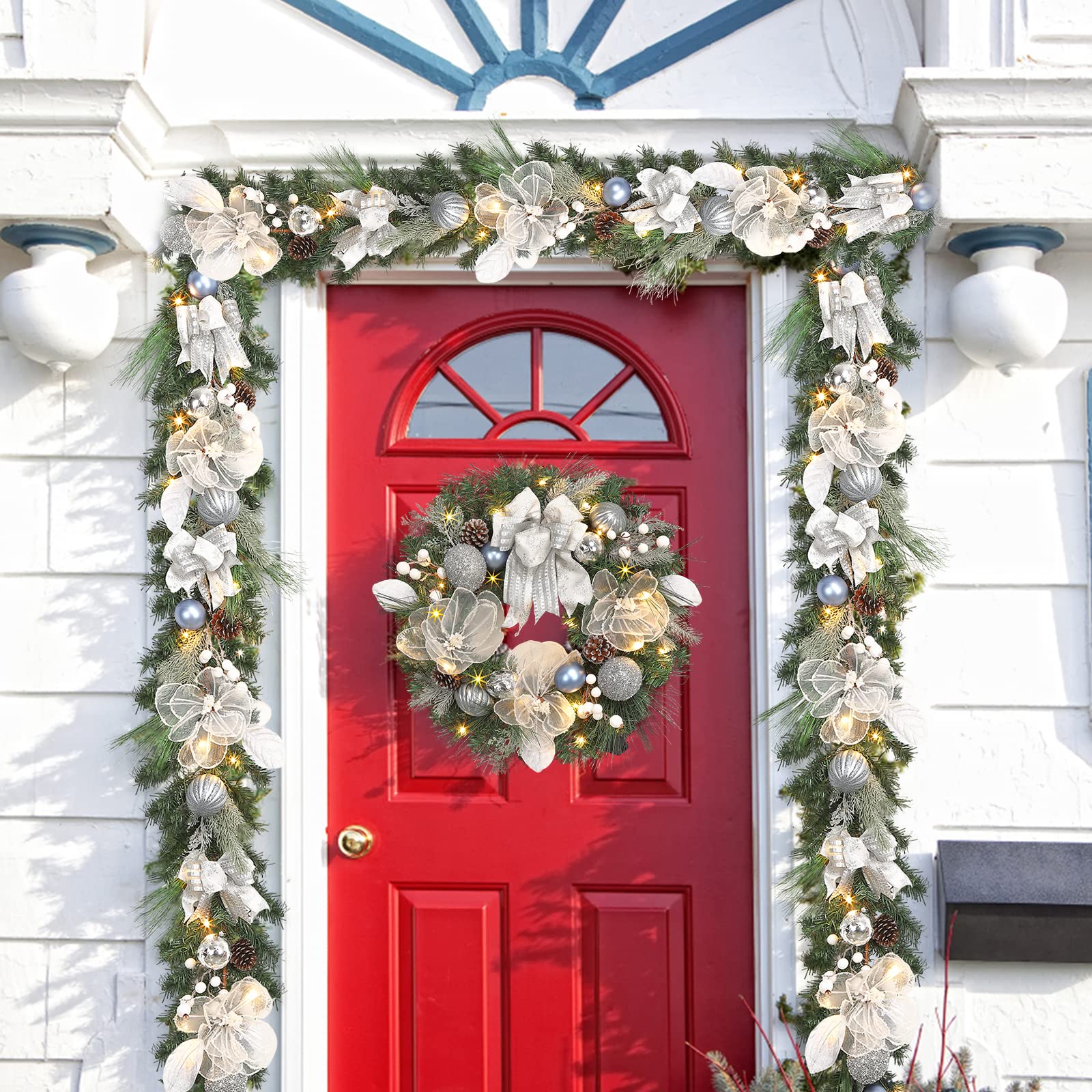 Couronne de Noël lumineuse pour porte d'entrée avec 20 lumières LED, couronne de Noël pré-éclairée de 55,9 cm avec grande fleur et boule d'ornement, décoration de porche d'hiver, décorations de Noël