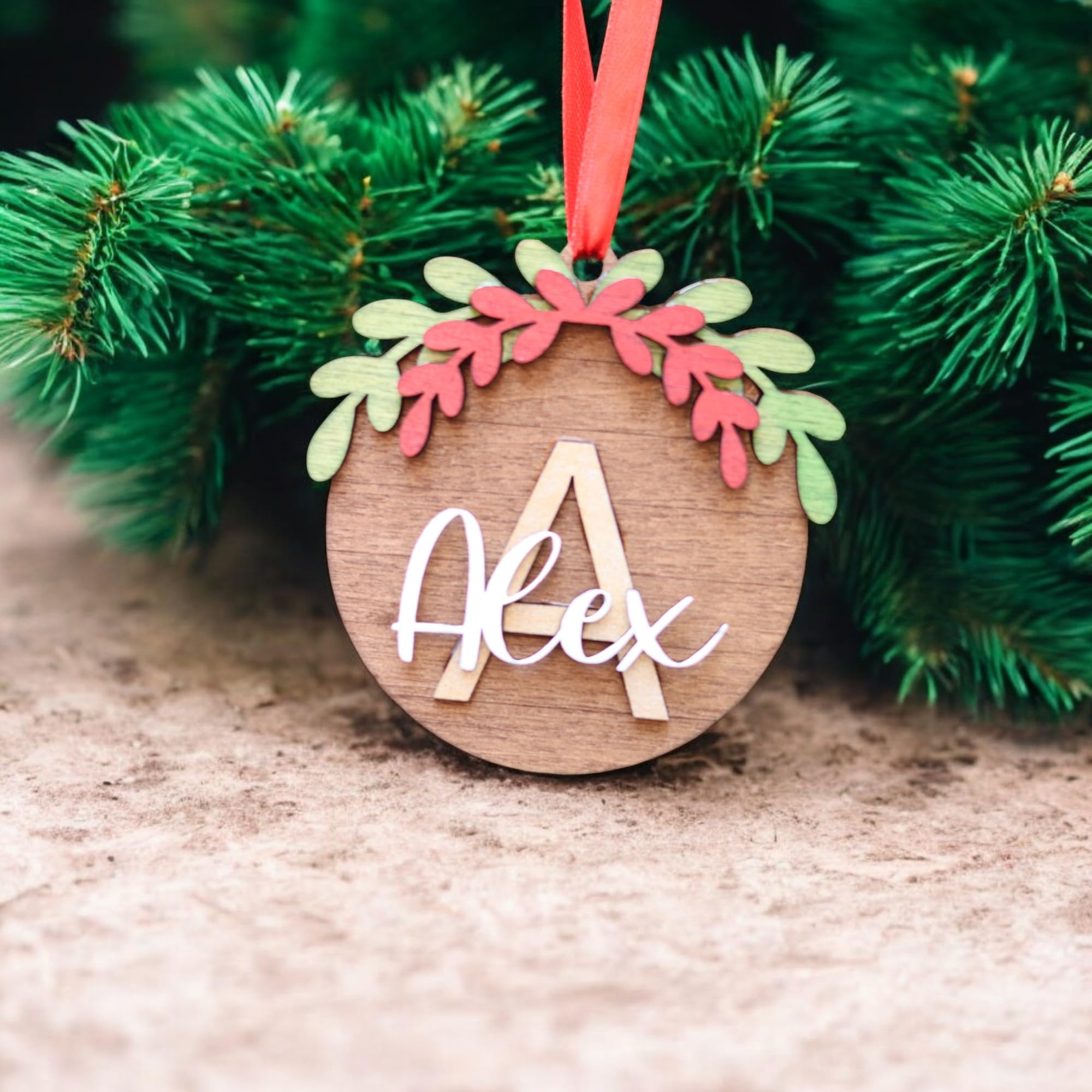 Personalisierte Weihnachtsdekoration aus Holz: individueller Name, handbemalt (6)