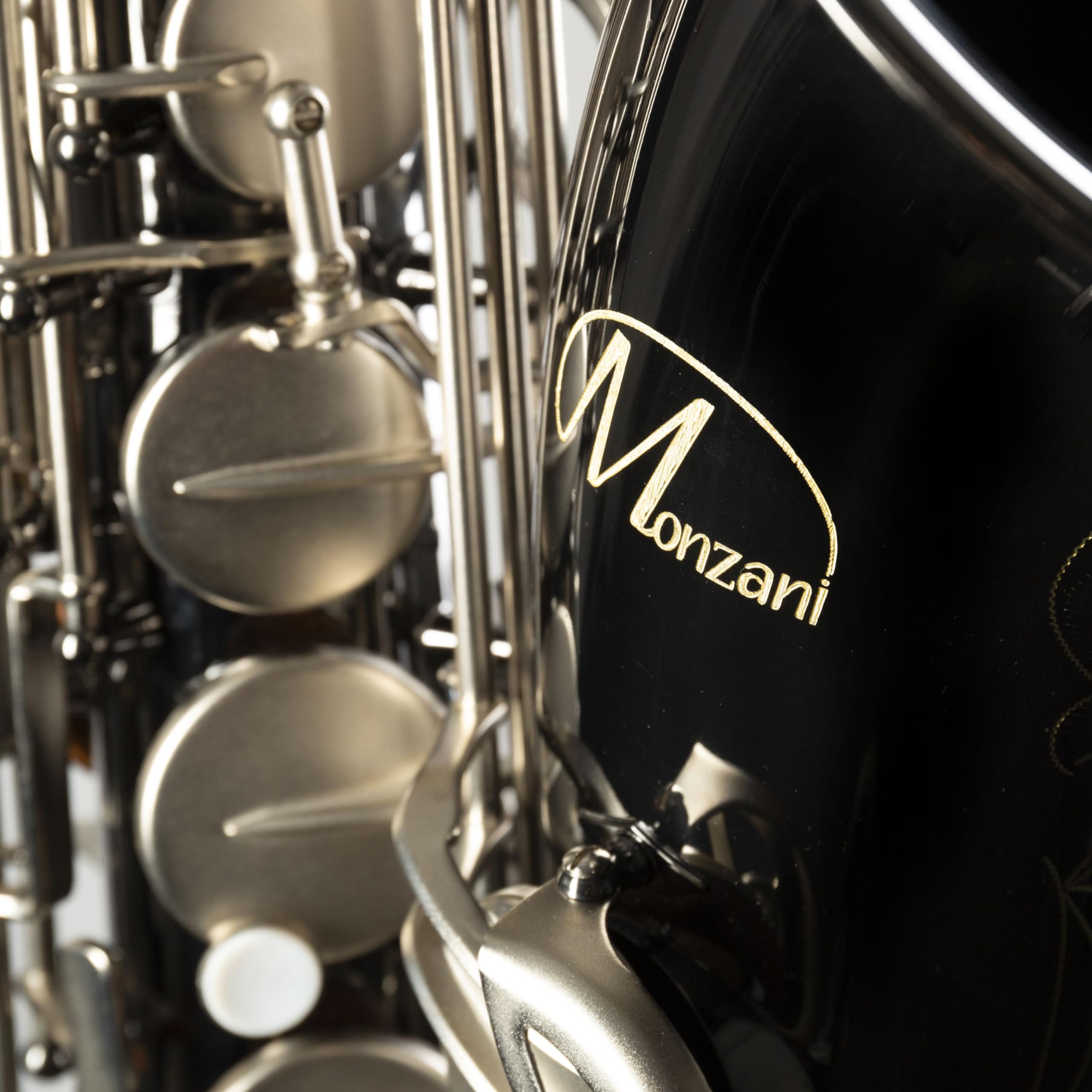 Monzani MZTS-260 Tenor Saxophon, Schwarz Lackiert, Messingkorpus, Bb Stimmung, Inklusive Mundstück, Wischer, Koffer mit Rucksackvorrichtung, Tragegurt, Graviertes Design