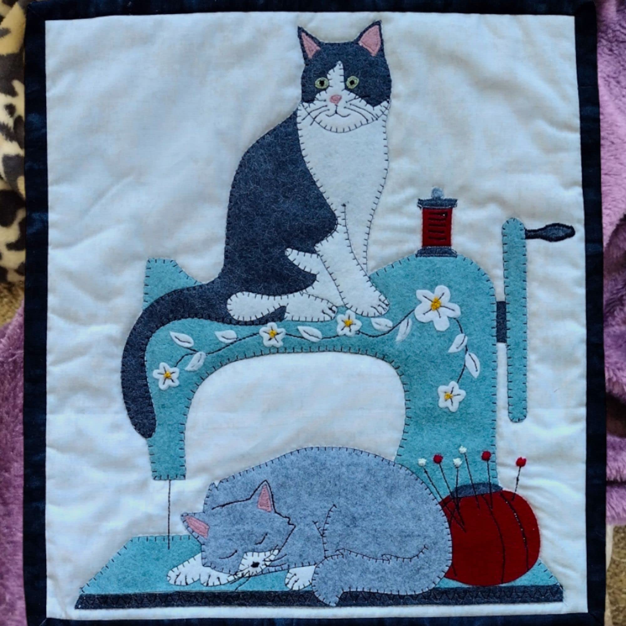 Rachel's Of Greenfield Cat Nap - Kit de acolchado para principiantes, kit de edredón, kits de edredón con tela, incluye telas e instrucciones (idioma español no garantizado), tamaño terminado 13 x 15