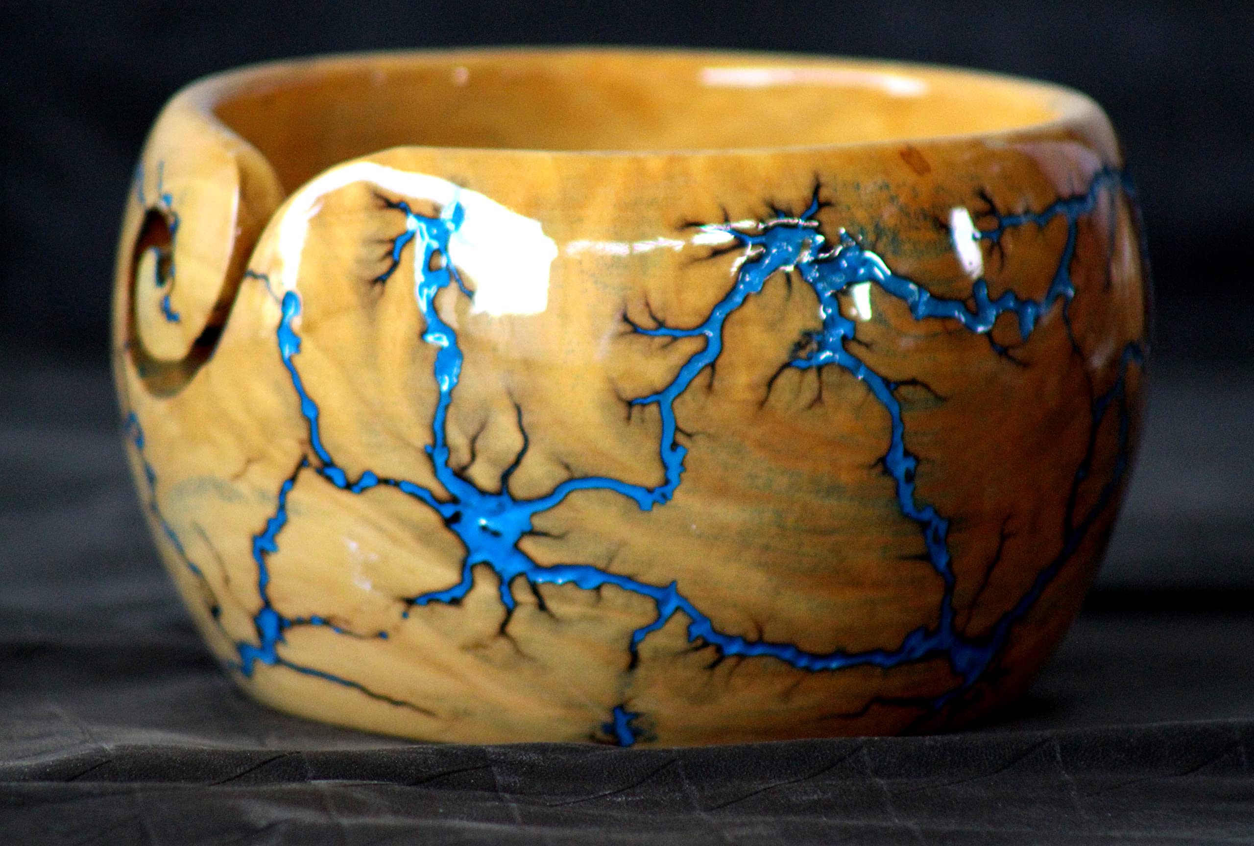 Bol à fil avec crochet en résine et bois figurines Lichtenberg tricoter