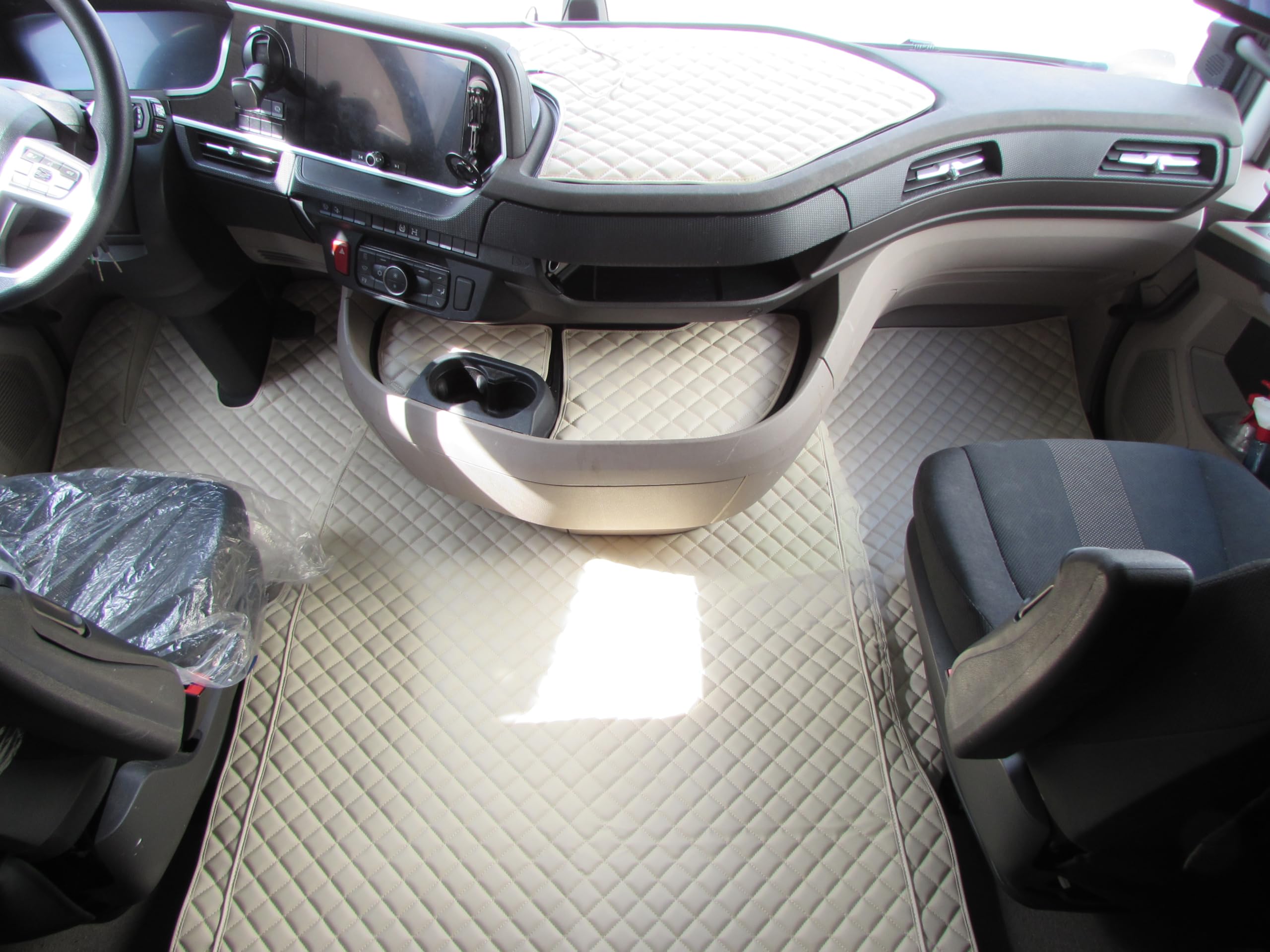 Alfombrillas para CAMIÓN + TAPIZADO DE TABLERO, conductor en lado izquierdo, diseñadas para DAF XG 106 2021+, EURO 7, AUTOMAT, 2 asientos neumáticos, de piel ecológica color BEIGE