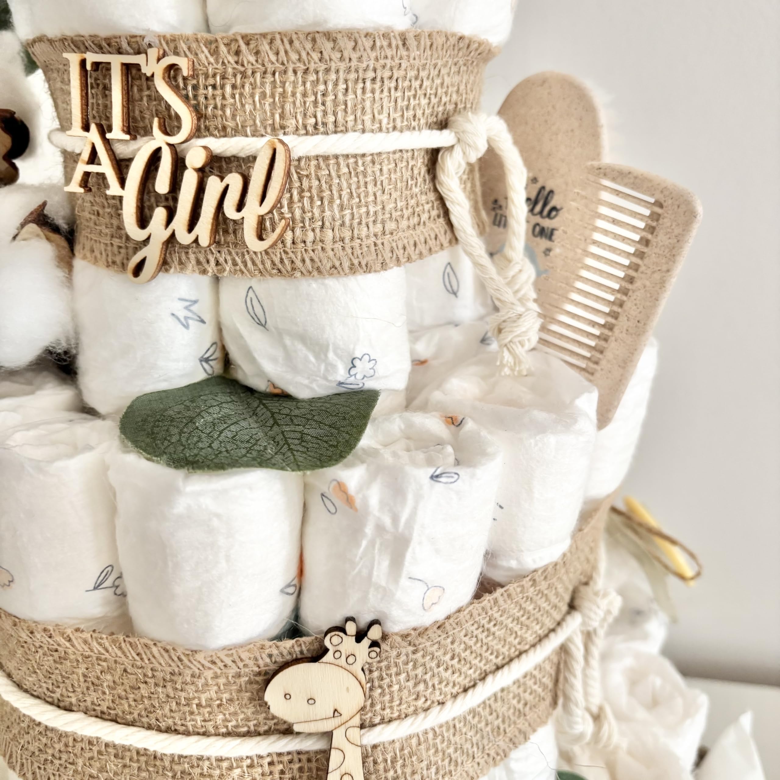 Windeltorte XXL mit Giraffe Socken Schnuller Löffel und mehr, für Jungen & Mädchen, Babytorte für Babyparty Babyshower Gender-Reveal, Namen personalisierbar, Baby Party Deko Dekoration Geburt