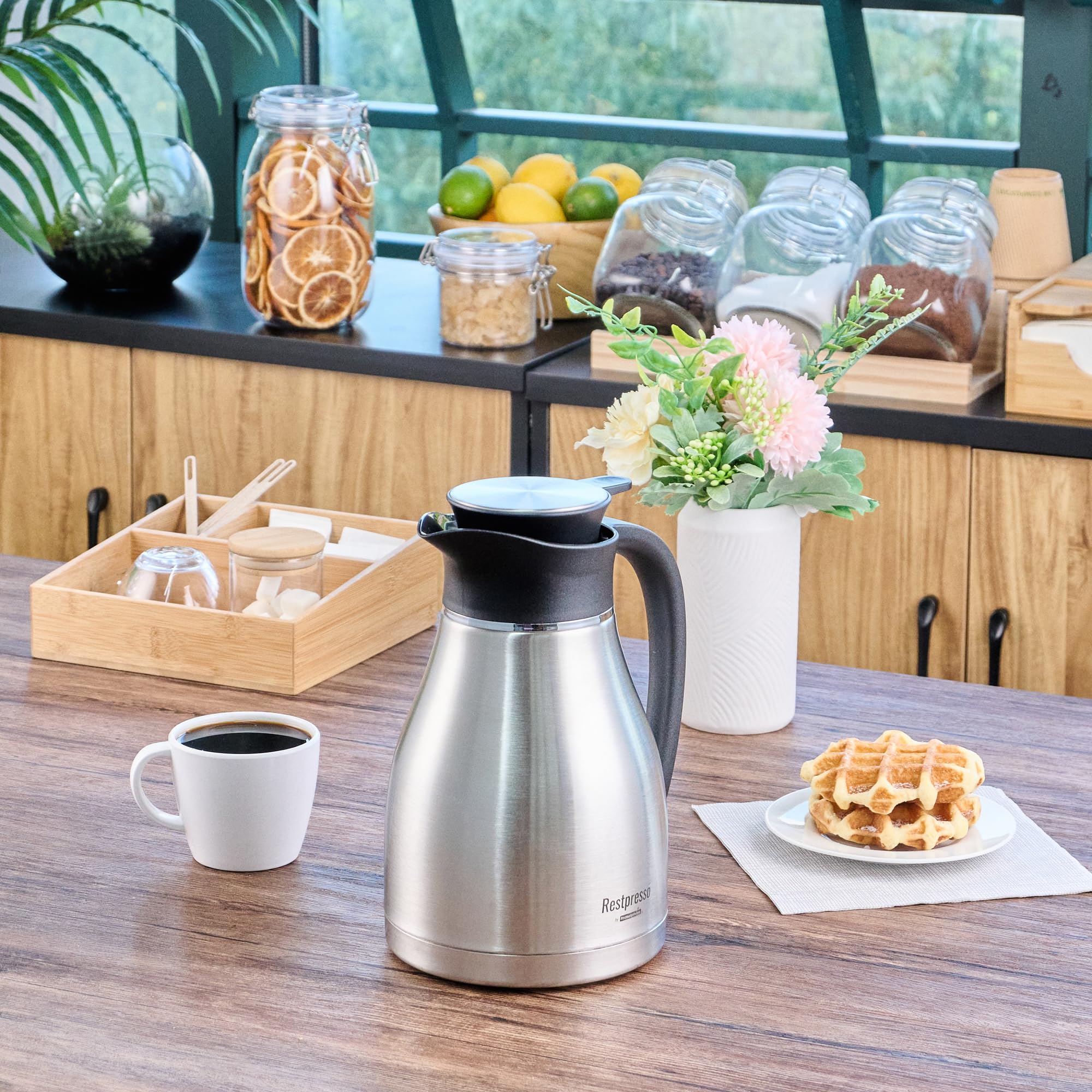 Restaurantware Restpresso - Jarra/servidor de café aislado al vacío de 67 onzas, 1 decantador de café de doble pared, botón, a prueba de fugas, dispensador de bebidas calientes de acero inoxidable