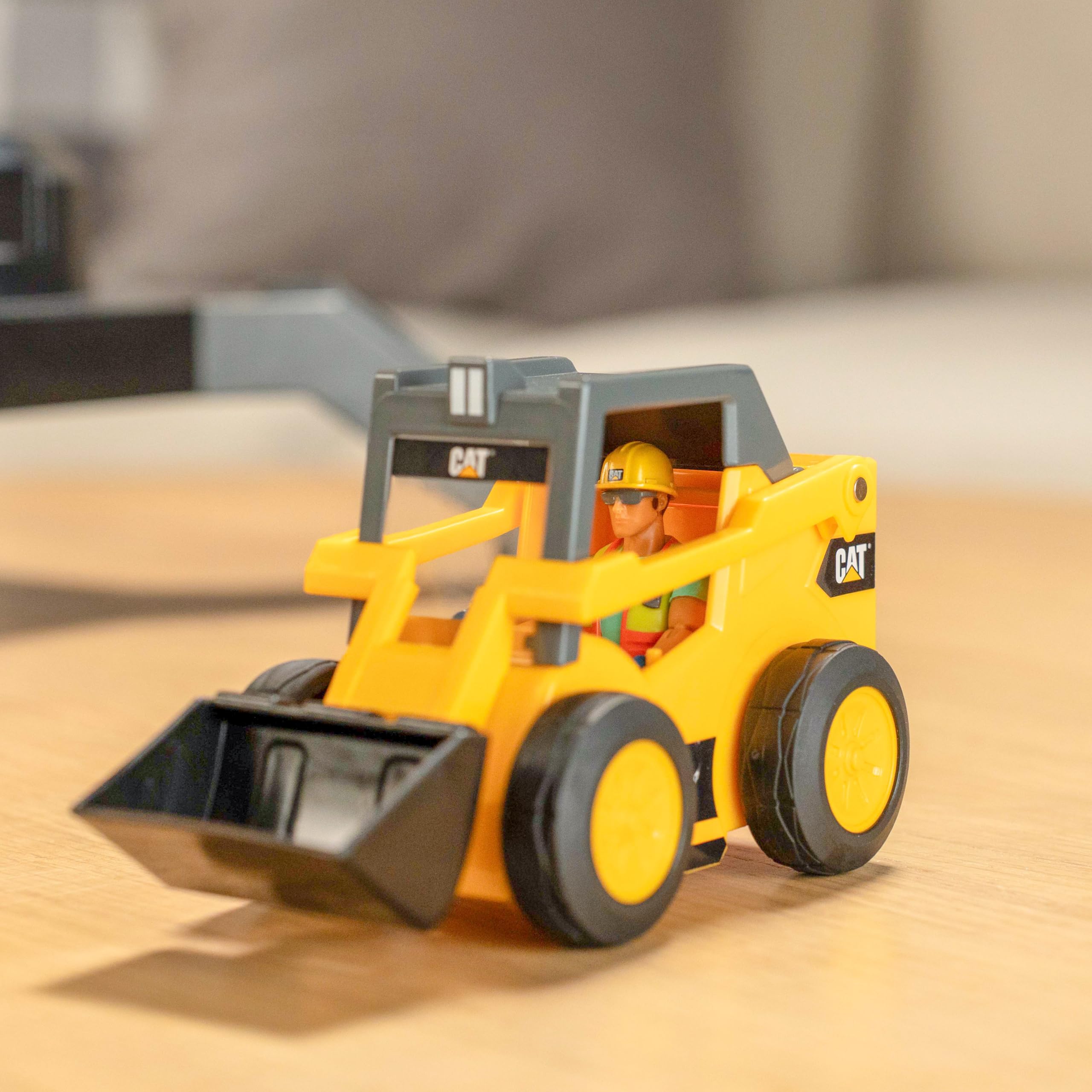 Cat® Workforce – Grúa RC Inalámbrica de 127 cm con Rotación 360°, Luces, Control Remoto, Bola de Demolición, Figura y Mini Cargadora | Juguete de Construcción para Niños +5 Años