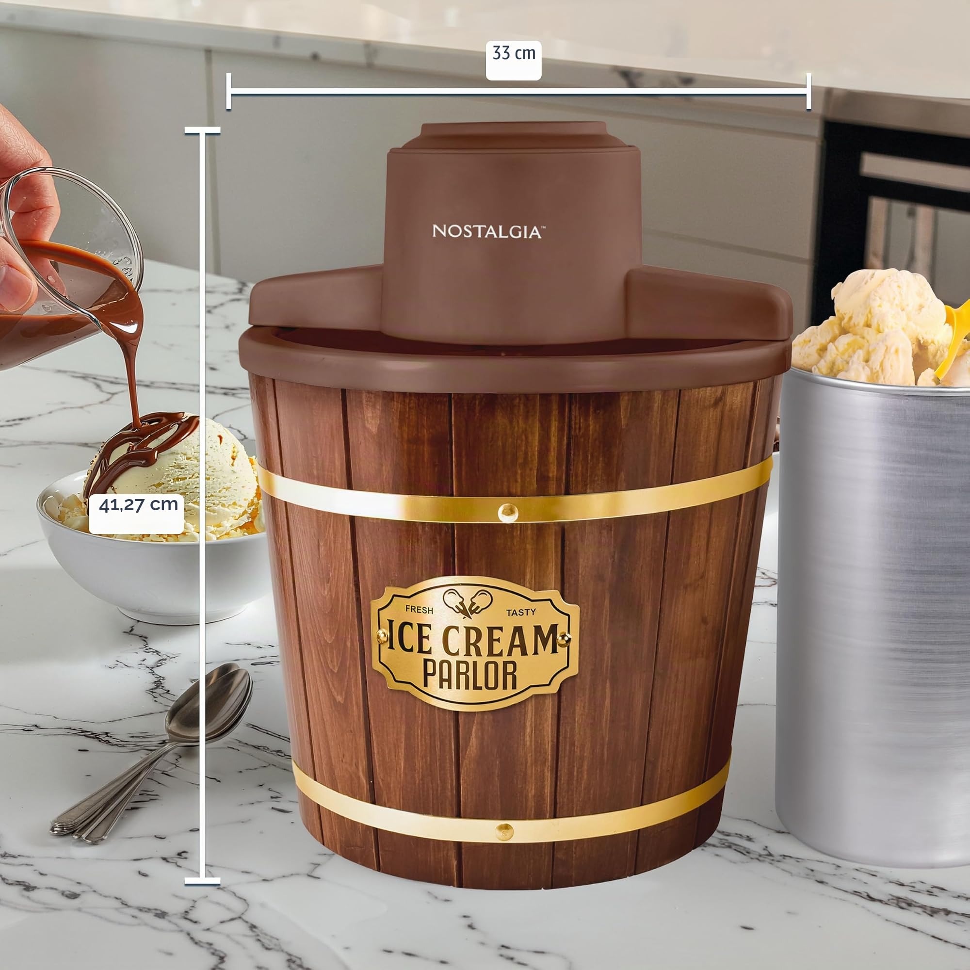 Nostalgia Seau électrique pour crème glacée avec poignée de transport facile, fait 4 litres en quelques minutes, yaourt glacé, gelato, fabriqué à partir de bois véritable