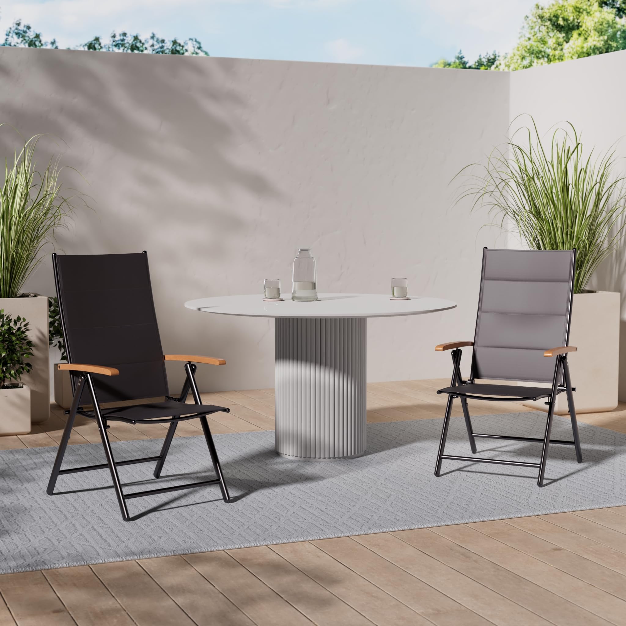 BRUBAKER 2er Set Gartenstühle Verona - Faltstühle klappbar | 7-Fach verstellbare Rückenlehnen - wetterfeste Klappstühle mit Polsterung und Holz Armlehnen - Anthrazit