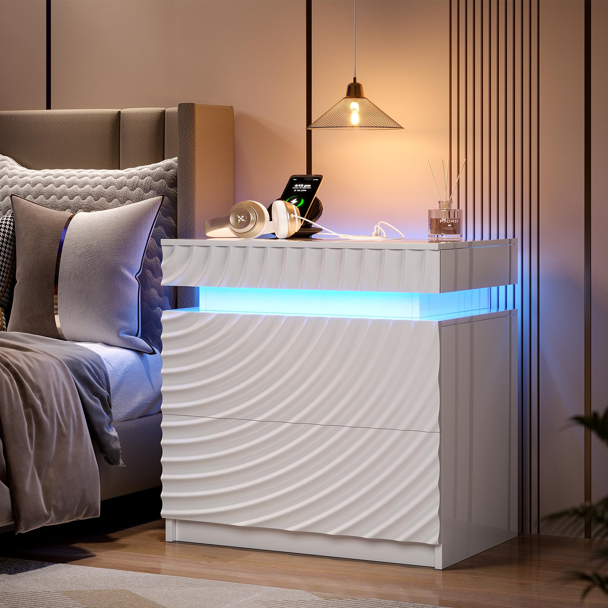 FREDEES Comodino con funzione di ricarica e illuminazione a LED | 3 cassetti, sensore di movimento, USB e tipo C, spazio nascosto per camera da letto, bianco