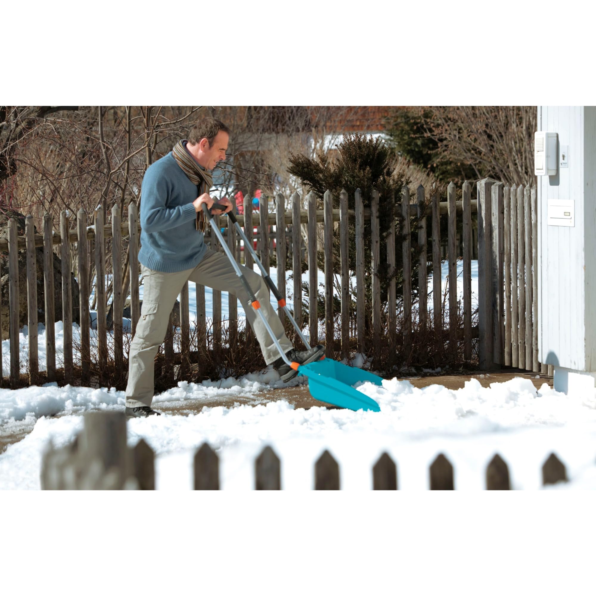 Gardena Schneewanne: Breiter Schneeschieber mit 3-stufigem Teleskopgestänge, Arbeitsbreite 70 cm, verstärkte Trittkante, zusätzliche Griffe für einfaches Abkippen (3260-30)