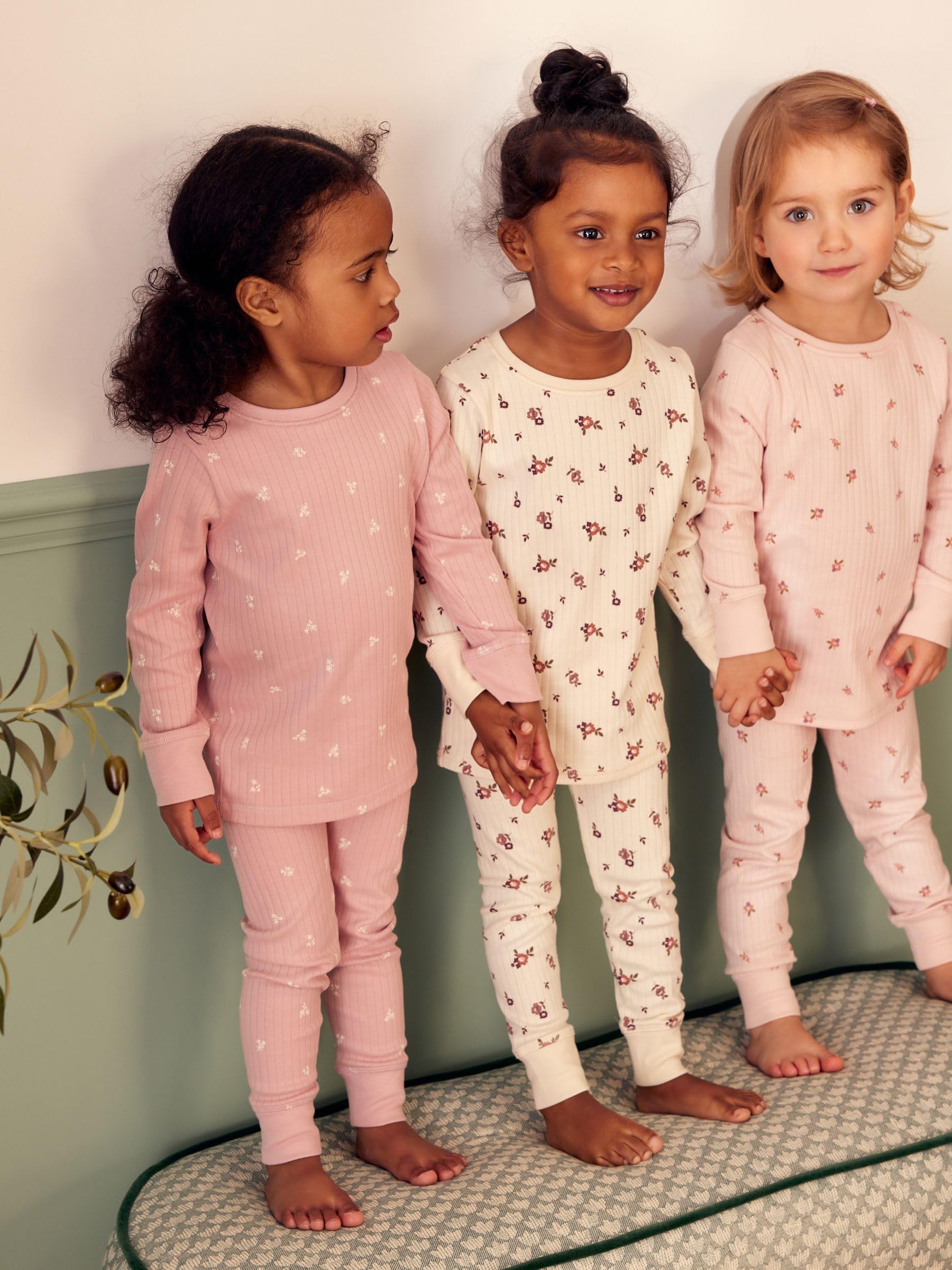 NEXT Ragazza Confezione da 3 Pigiami Comodi a Fiori | Bambino, Includono una maglia girocollo a maniche lunghe e pantaloni con una comoda vita elasticizzata