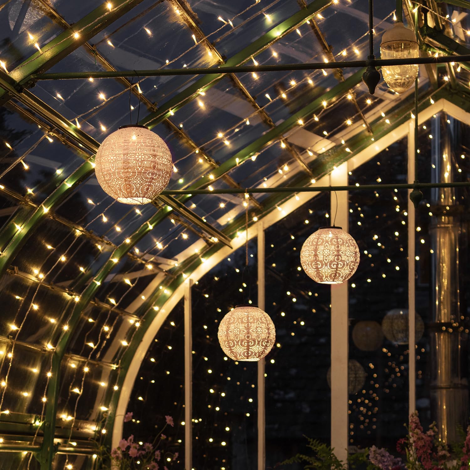 Lights4fun LED Gartenbeleuchtung Set Lichterhimmel Solar Lampion Weiß Beleuchtung Balkon Solarlampen für außen Gartenlounge Set