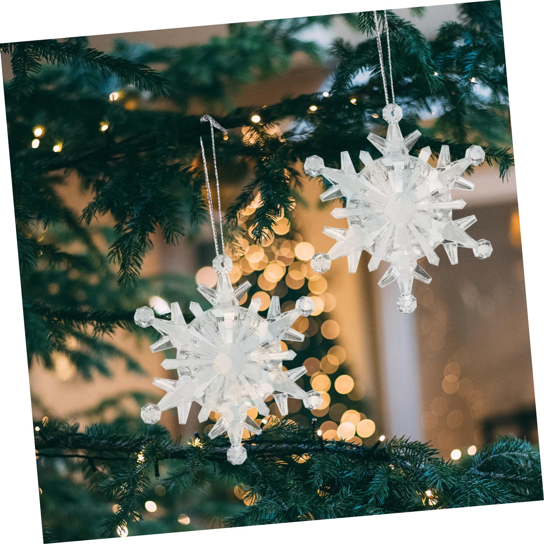 50 Stück Acryl Weihnachts Hängeschneeflocken Dekoration Silberne Schneeflockenanhänger für Fenster und Wand Zarte und Schöne Weihnachts Deko für Familien