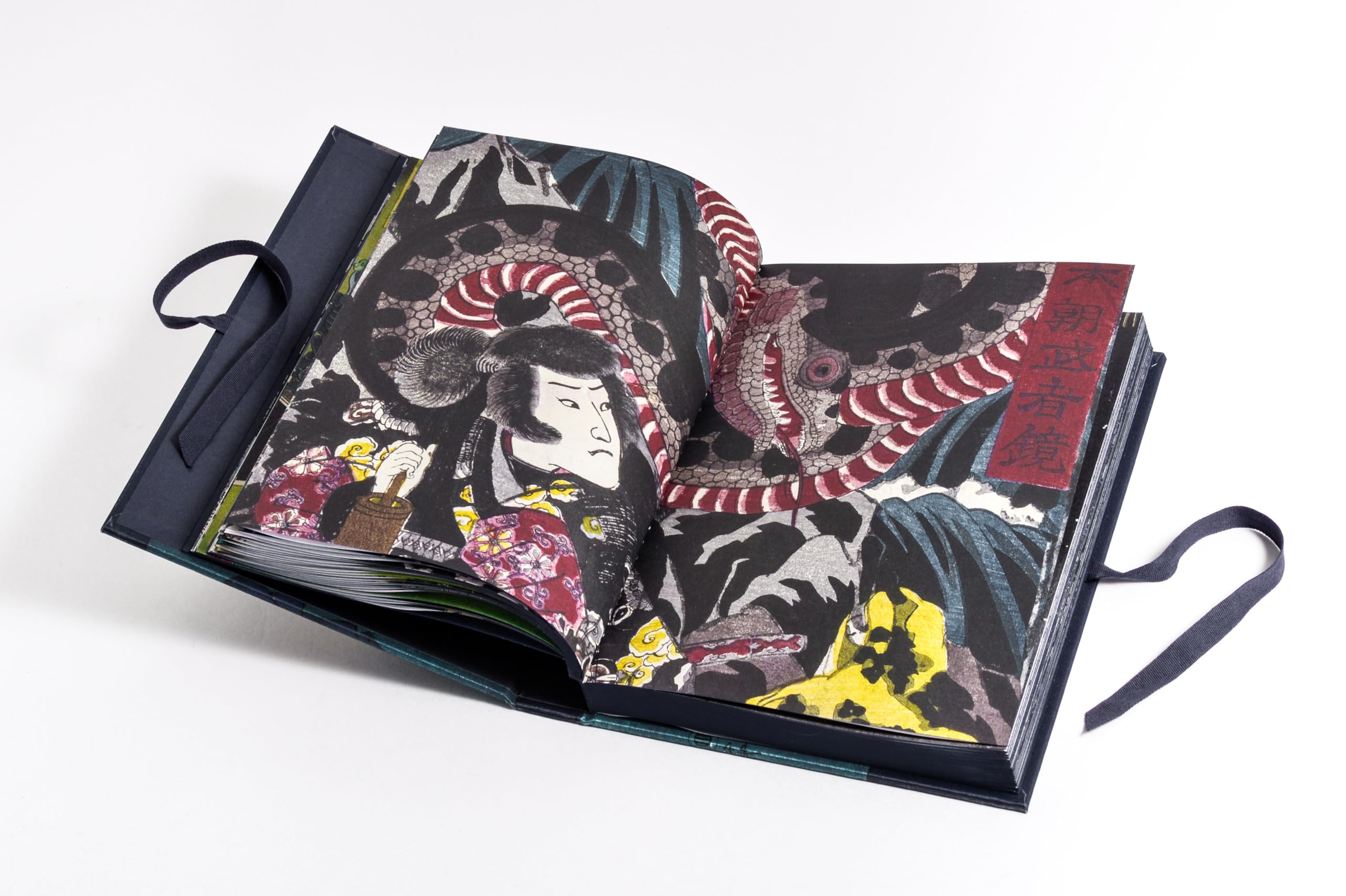 YOKAI MONSTER: in Werken der japanischen Holzschnittkunst - vereint in einer prachtvollen Ausgabe mit Seidenüberzug, schwarzem Farbschnitt und Verschlussbändchen mit japanischer Schlauchbindung