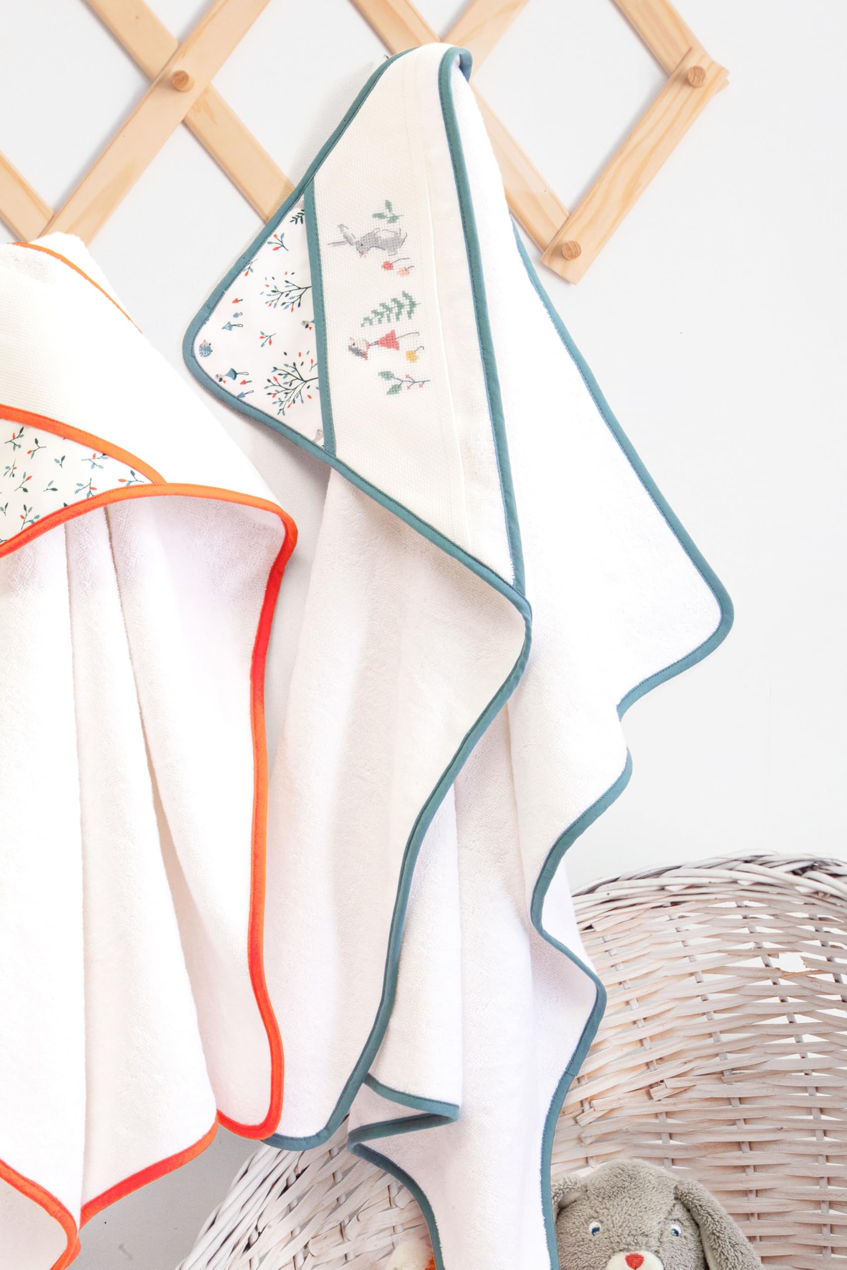 DMC - Bestickbares Baby Badetuch Zauberwaldmotiv - Inklusive Stickvorlagen