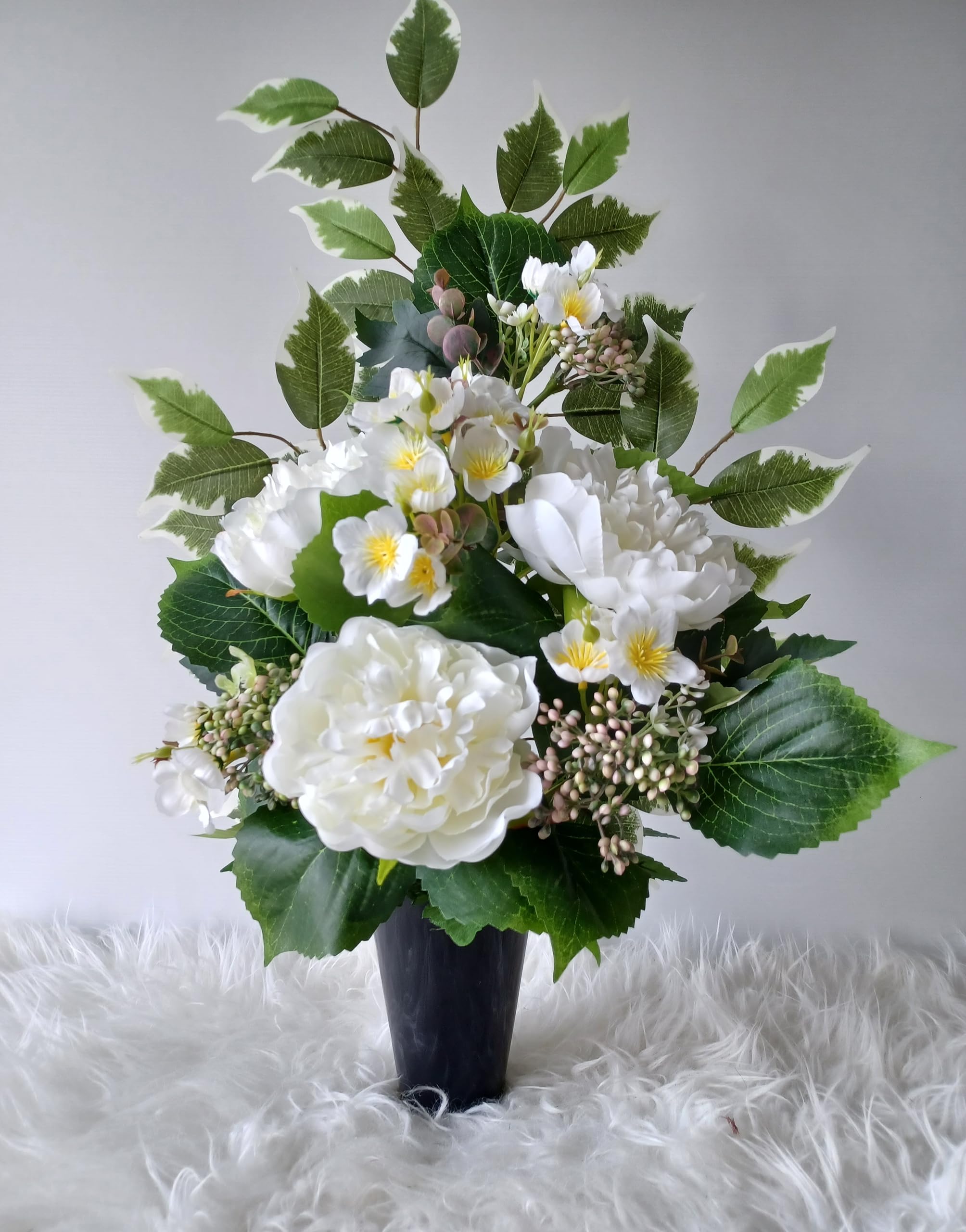 Composition de Fleurs Artificielles en Cône Lesté Ciment pour Une Parfaite Tenue à L' extérieur. Réalisé par nos Soins, Fleurs de Qualité.