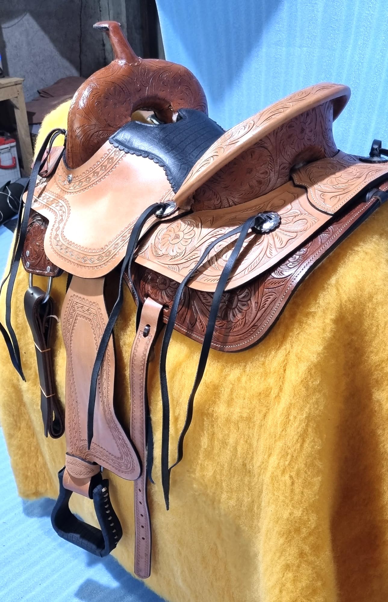 Western - Sillín de piel con forma de barril para montar a caballo, silla de montar con diseño floral con conchos plateados ST-WLS-131