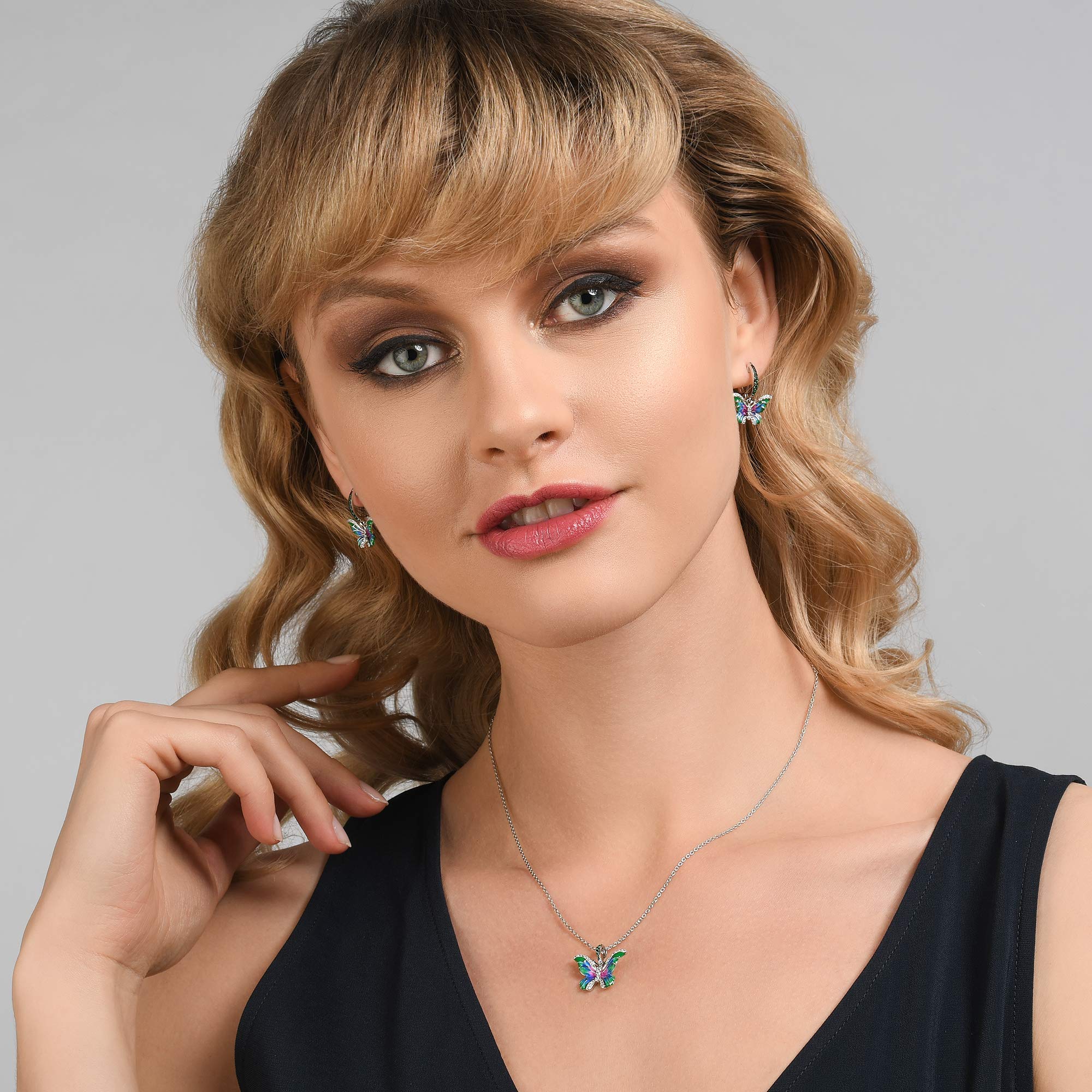 Namana atemberaubende Schmetterlings-Ohrringe für Damen. 925 Sterling Silber Ohrstecker für Frauen mit grünen und weißen Zirkonia Edelsteinen und bunten Emaille Details. Silber Ohrhänger