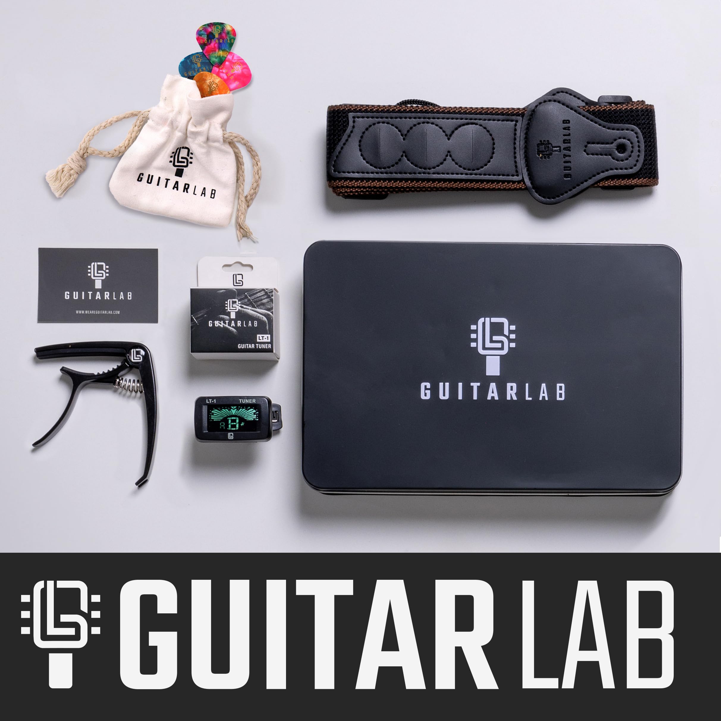 Guitar Lab Kit di accessori per chitarra – Scatola in metallo di alta qualità con cinghia per chitarra, capotasto e sintonizzatore per chitarra elettronica a clip, plettri acustici, bassi