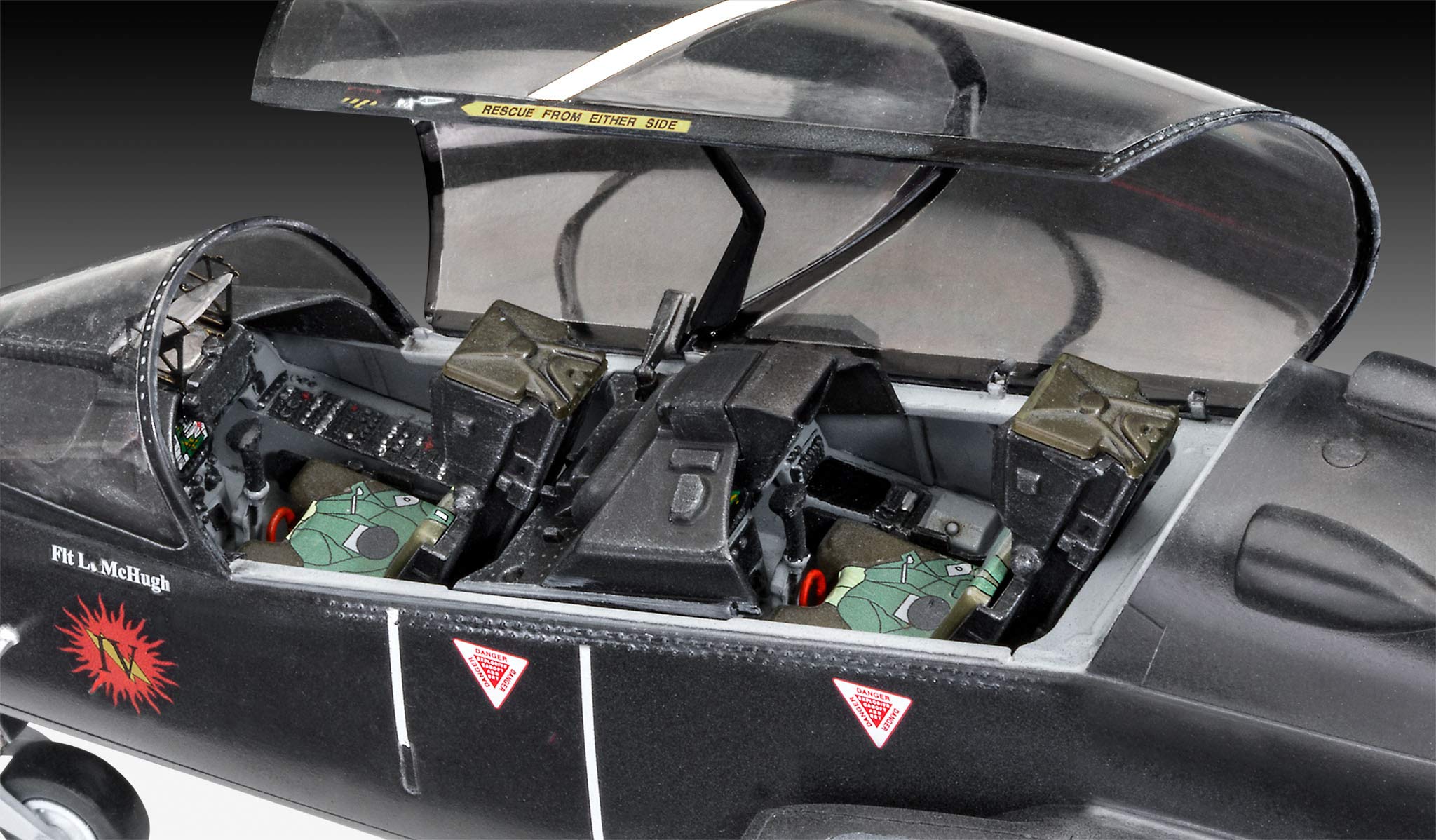 Amazon | ドイツレベル 1/32 イギリス空軍 BAe ホーク T2 プラモデル