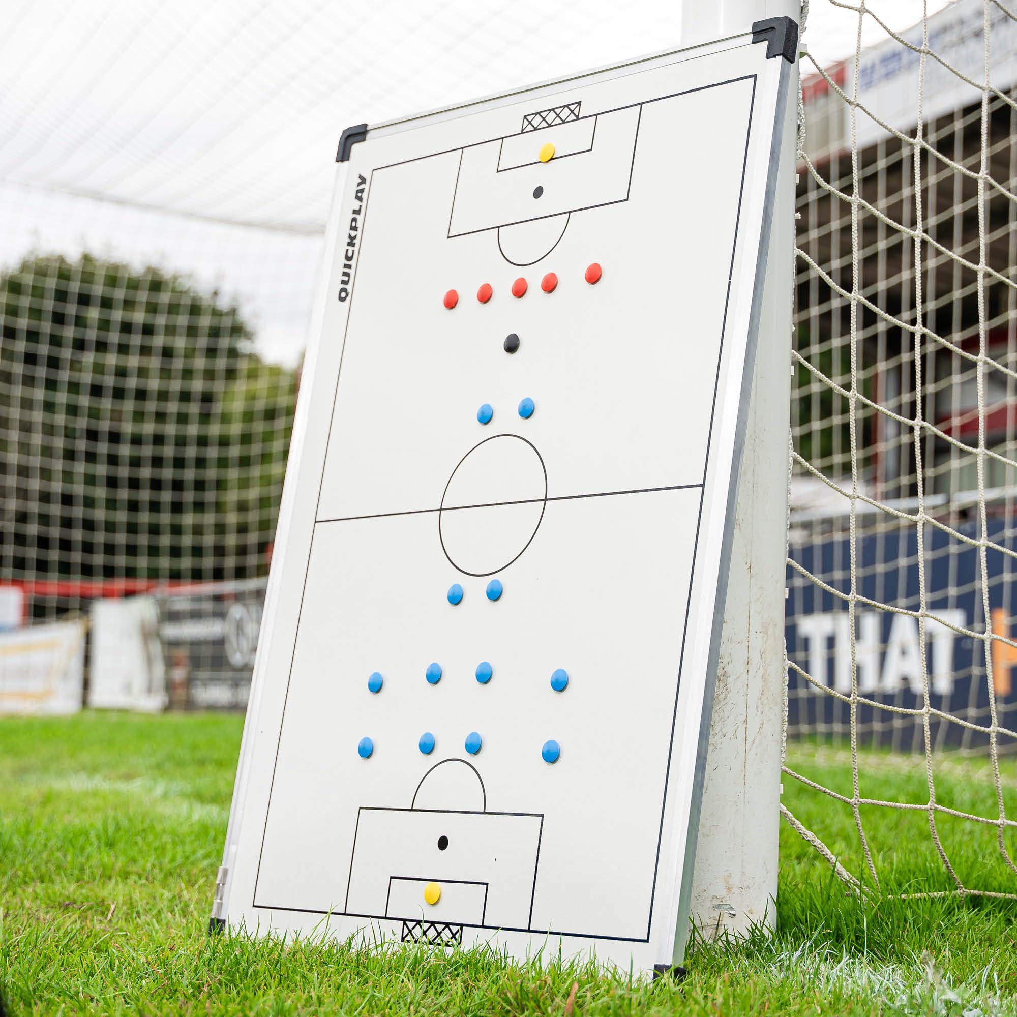 QUICKPLAY Football Coach - Tablero magnético de estrategia de una sola cara | Disponible en 2 tamaños (30 x 45 cm) y (60 x 90 cm) | Viene con imanes, marcador de borrado en seco y borrador