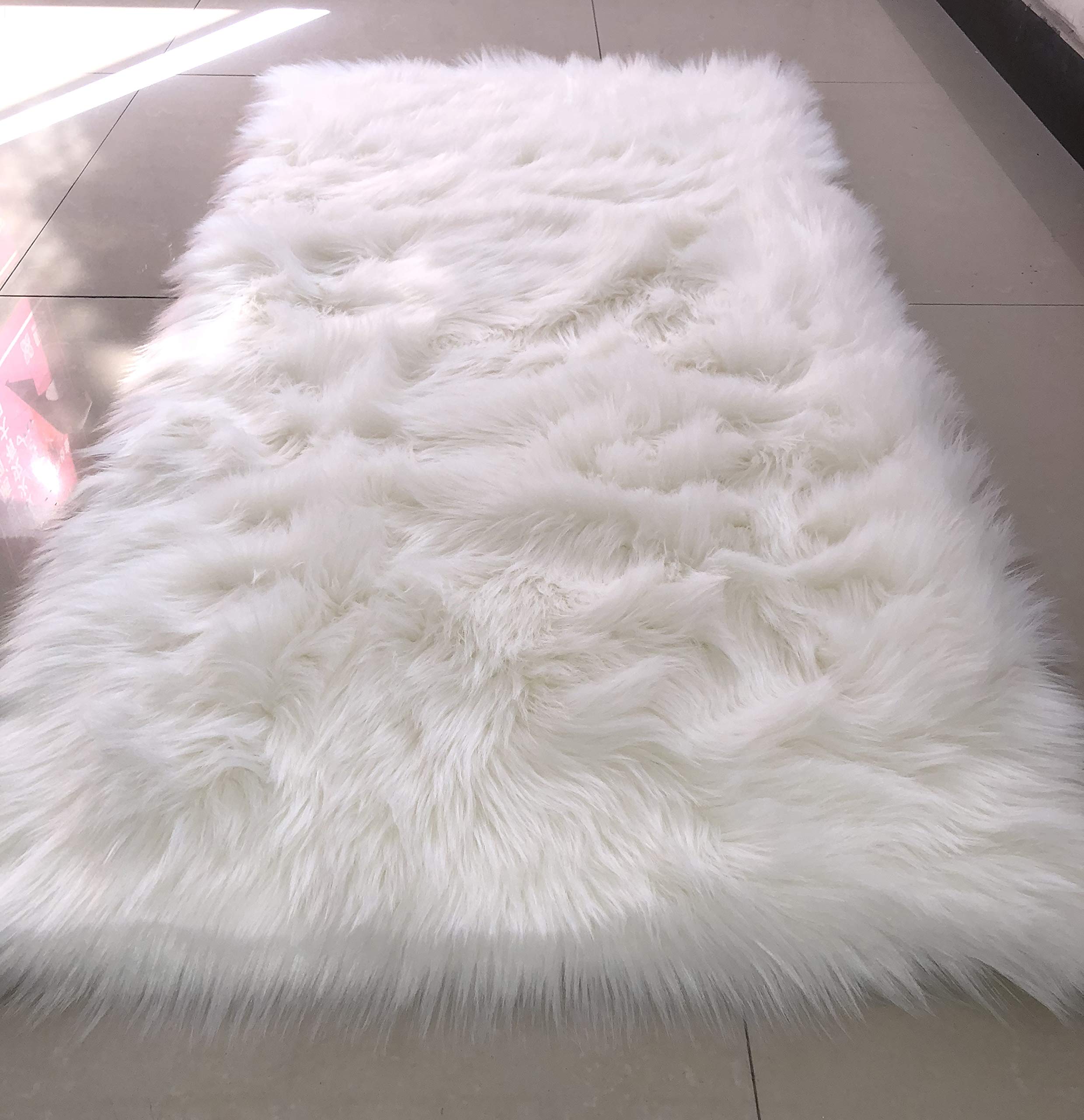 Amazon｜ムートンラグ 人造シープスキンラグ 毛長タイプ ふんわり