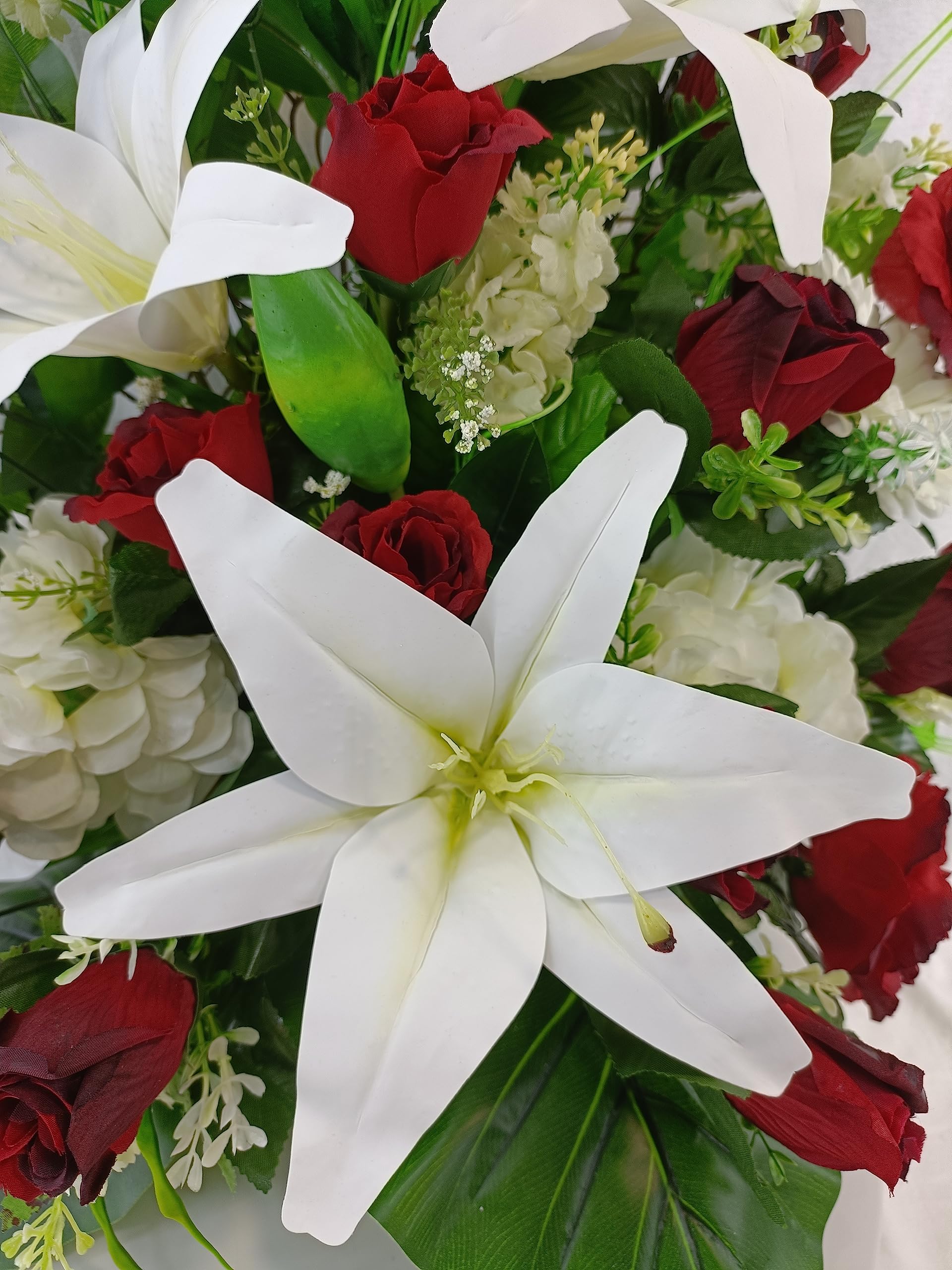DRW Centre de Fleurs Artificielles pour Cimetière Blanc et Rouge Églises Mariages Centre de Fleurs pour Les Saints avec Liliums, bourgeons, gerberas et hortensias Rouge et Blanc 80x65x30 cm