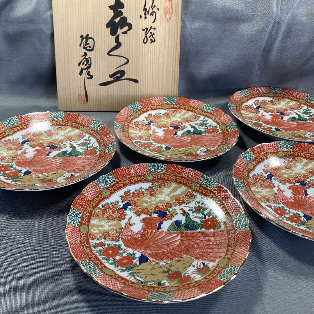 Arita Ware Ceramic Fan, Nishiki-e Dish, Peacock, Flowers, Birds, Wounds, Auspicious Crest, Gold Color *Wooden box is not included in the case of international shipment