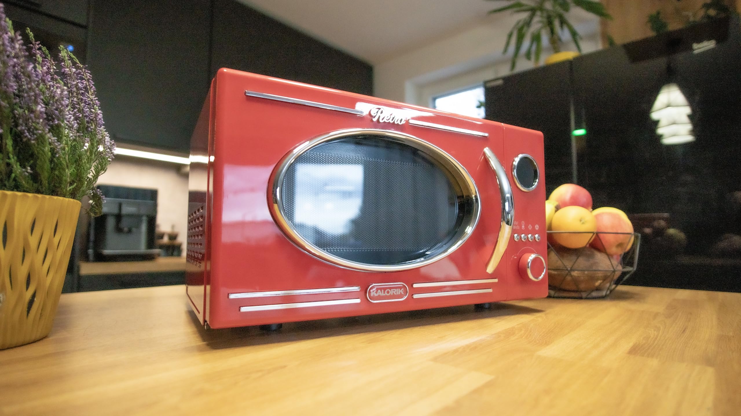 Kalorik Retro Mikrowelle, Rot, Vintage-Design, mit Grillfunktion, Digitale Steuerung, MW2600DGR 1150W, 12 automatischen Kochprogrammen, Digitales LED-Display, Timer, Ø25,5cm, 49,1×38,4×28,5cm