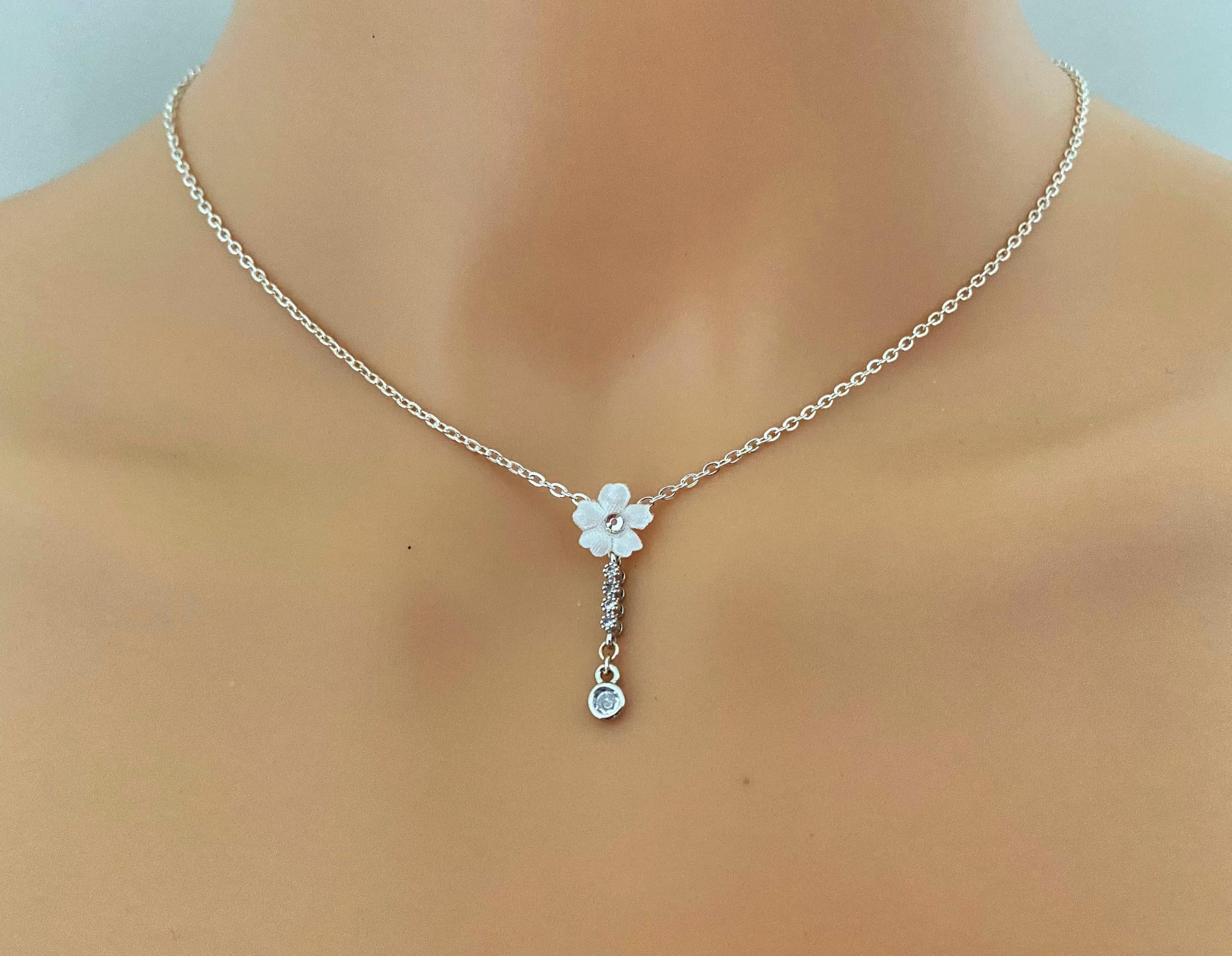 Collier de dos pour mariée fabriqué en France, mini fleurs satin, strass et chaine acier argentée