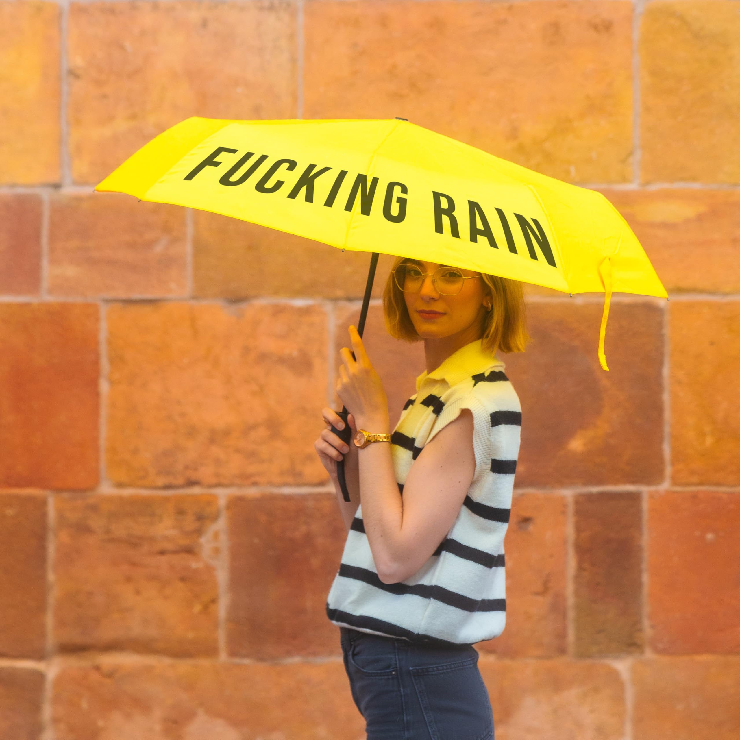 Fisura - Oryginalny składany parasol „f*cking rain”. Mini parasolka żółto-czarna. Mała parasolka damska. Automatyczny składany parasol. Parasol podróżny.