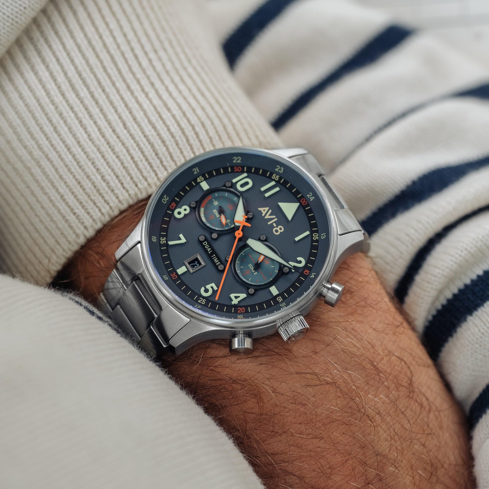 AVI-8 Herren 43.5mm Hawker Hurricane Carey Dual Time Japanese Quartz Fliegeruhr mit Leder- oder Edelstahlband AV-4088
