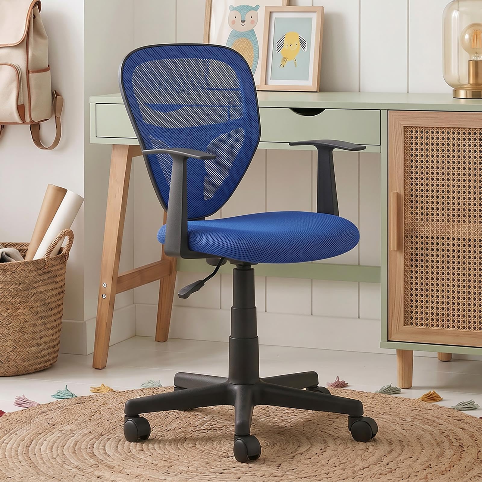 IDIMEX Chaise de Bureau pour Enfant Studio Fauteuil pivotant et Ergonomique avec accoudoirs, siège à roulettes avec Hauteur réglable, revêtement Mesh Bleu