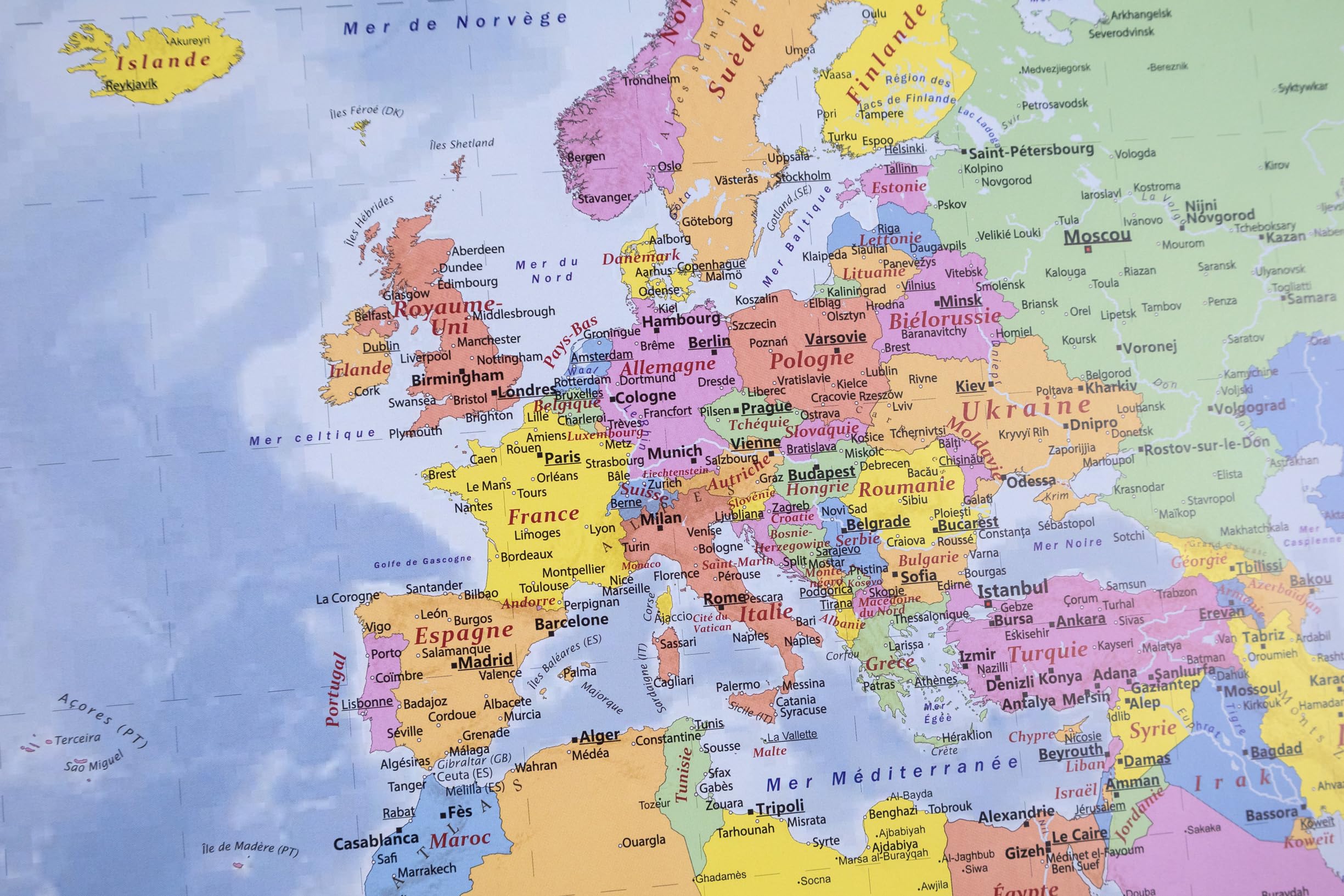 Grande carte du monde (carte murale) en français de 100 x 70 cm avec plastification sur les deux faces, avec baguettes en bois, autocollants pour marquer les destinations