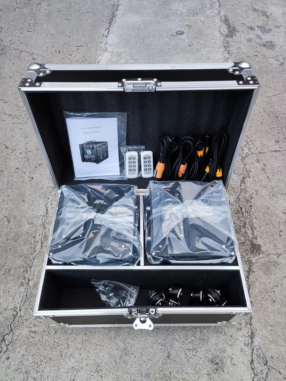 Pyrotechnikmaschinen, 2 Stück 750W Wasserdichtes DMX mit Flightcase, Fernbedienung für Party、Hochzeiten、Sporting Events、DJ Club、Outdoor