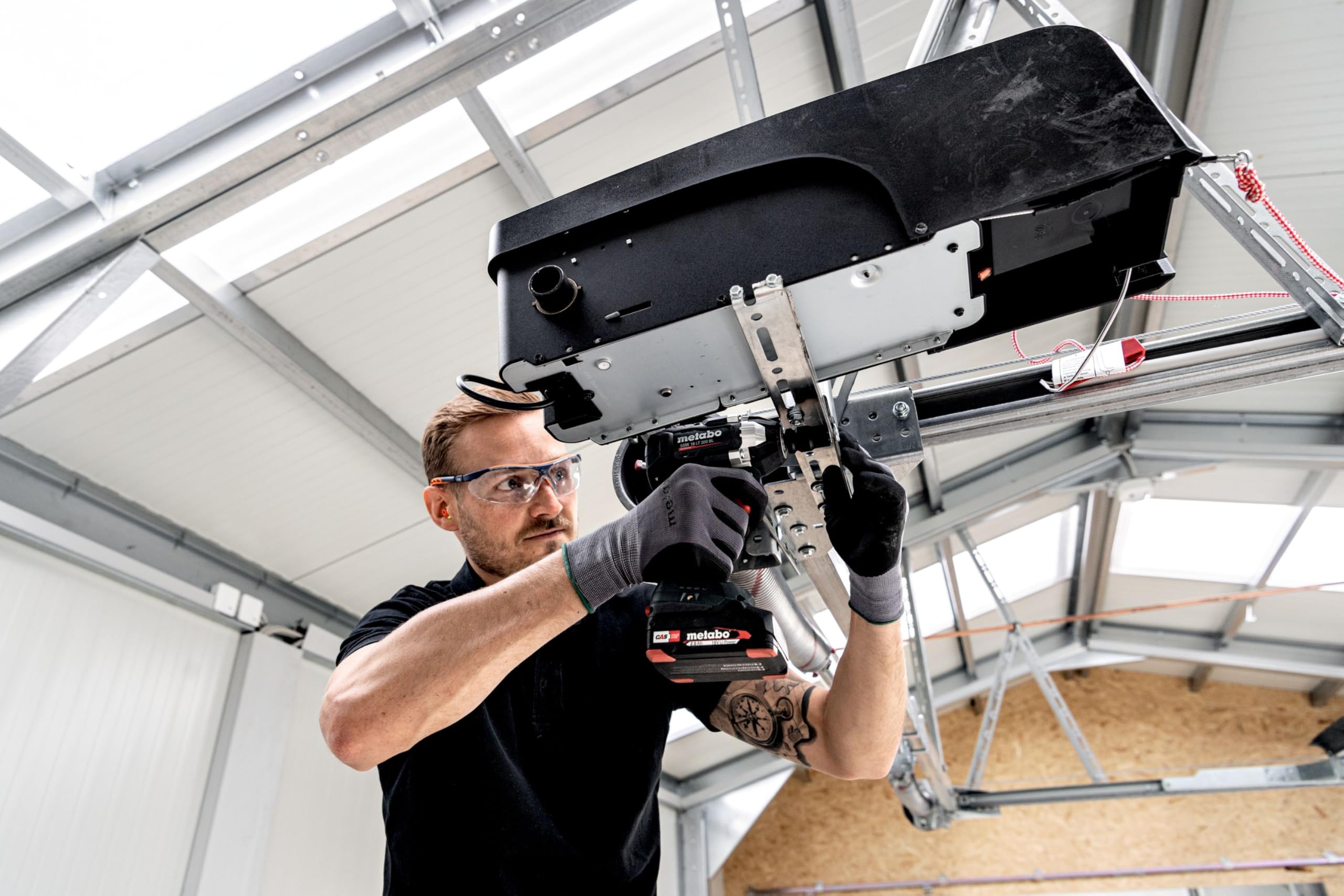 metabo Combo Set 2.9.3 18 V - Akku-Bohrschrauber BS 18 LT BL & Schlagschrauber SSW 18 LT 300 BL - Inkl. 2 LiPOWER Akkupacks 5.2 Ah, Ladegerät und metaBOX 145 L - Brushless Power für Profis