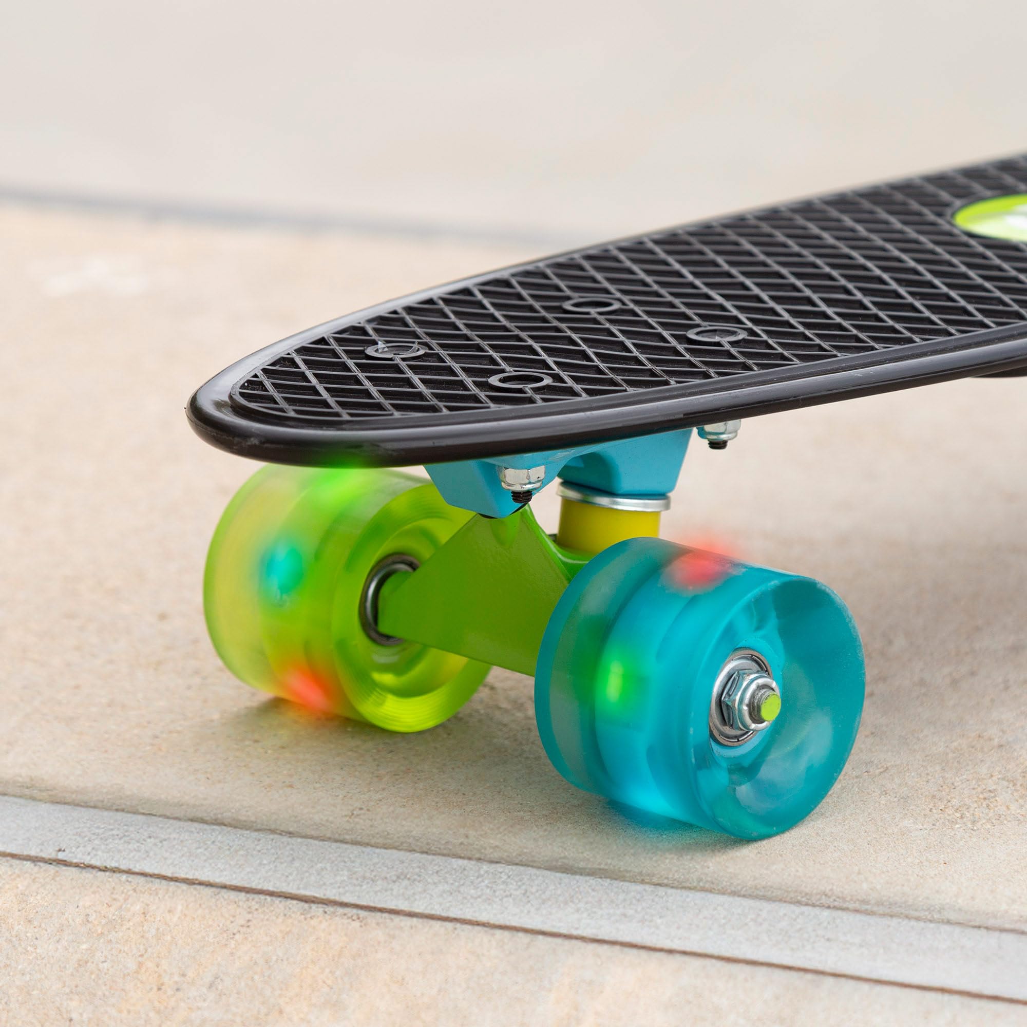 ColorBaby Evo 54341 Skateboard pour Enfant, Noir, 4 Roues avec lumières colorées, Max. 100 kg, 56 x 15 x 10 cm, Base antidérapante, Jouets de Plein air, Jeux de Plein air, Cadeau garçon et Fille, à
