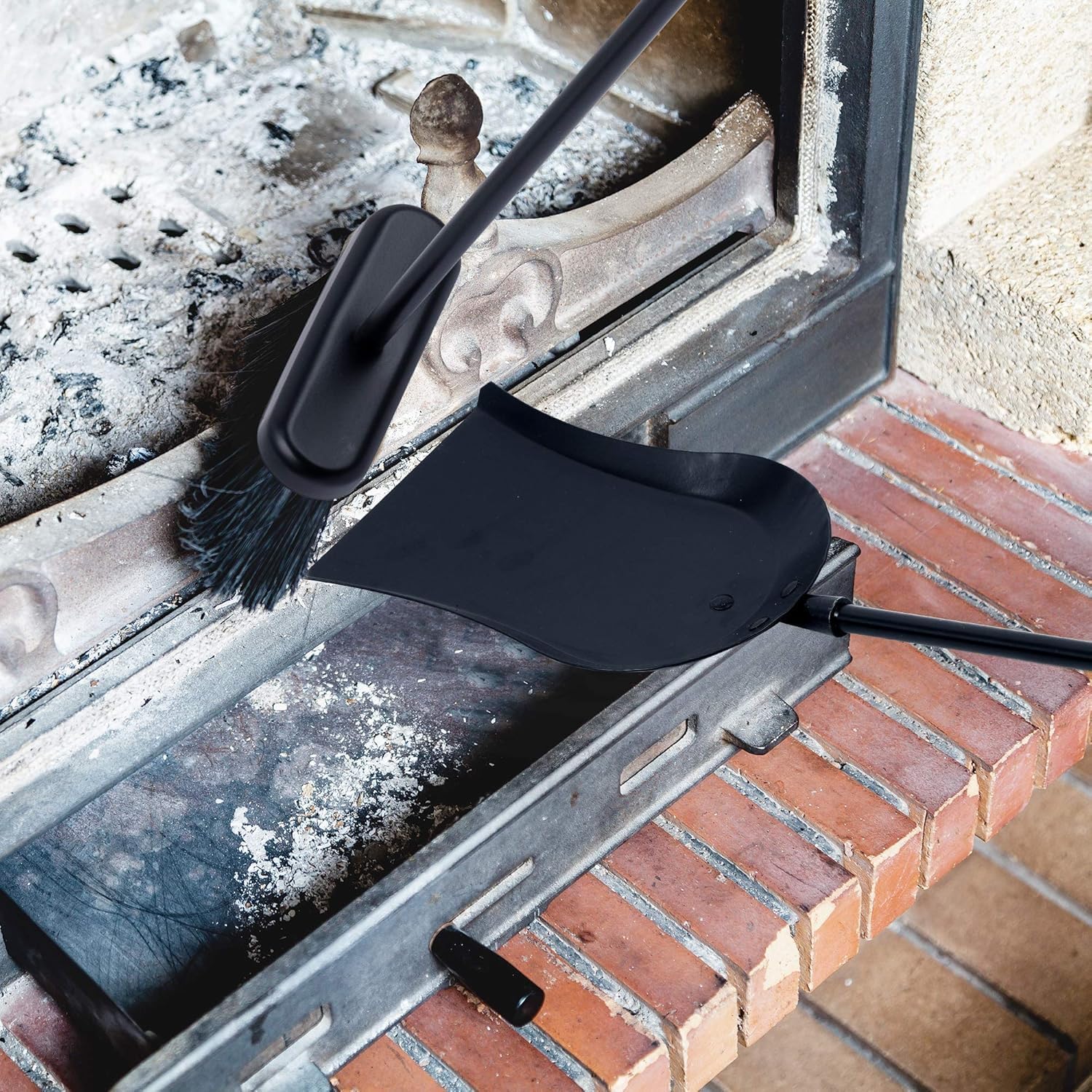 Amagabeli Pelle à Cendres pour Cheminée 81 cm - Pelle en Acier Gros Calibre pour Cuisinière, Cheminée Balayette - Outil Simple pour Feu de Camp, Usage Intérieur/Extérieur - Noir