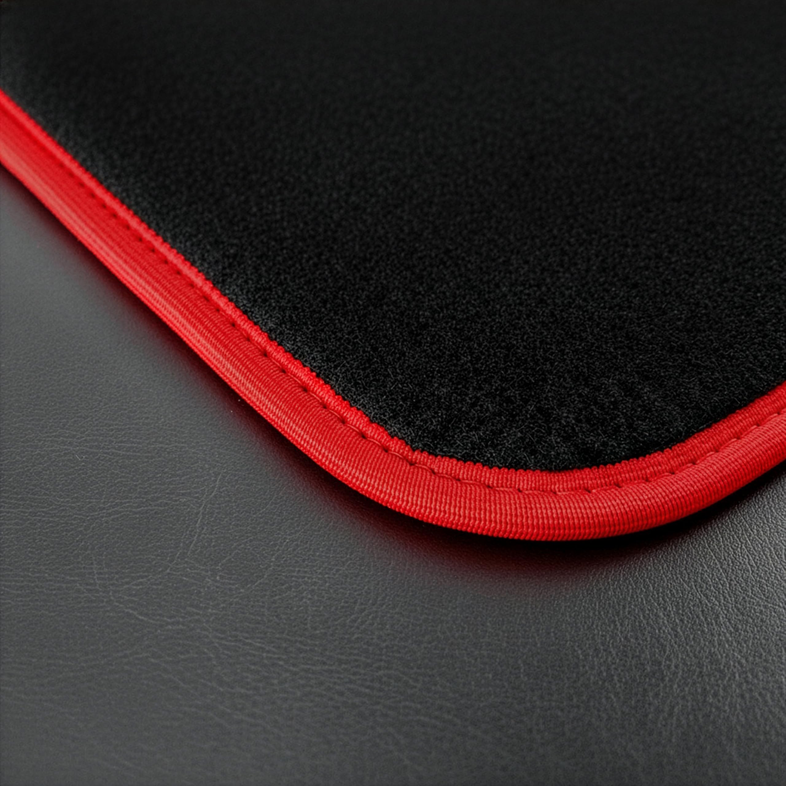 QUEMAR Tappetini Auto per 500 595 ABTH, Bordo Rosso, 4 Ricami + 2 Loghi | 2007-2024 / Kit Tappeti Moquette e Gomma su Misura / Set 2 Anteriori + 2 Posteriori / Ricami e Colori Personalizzati