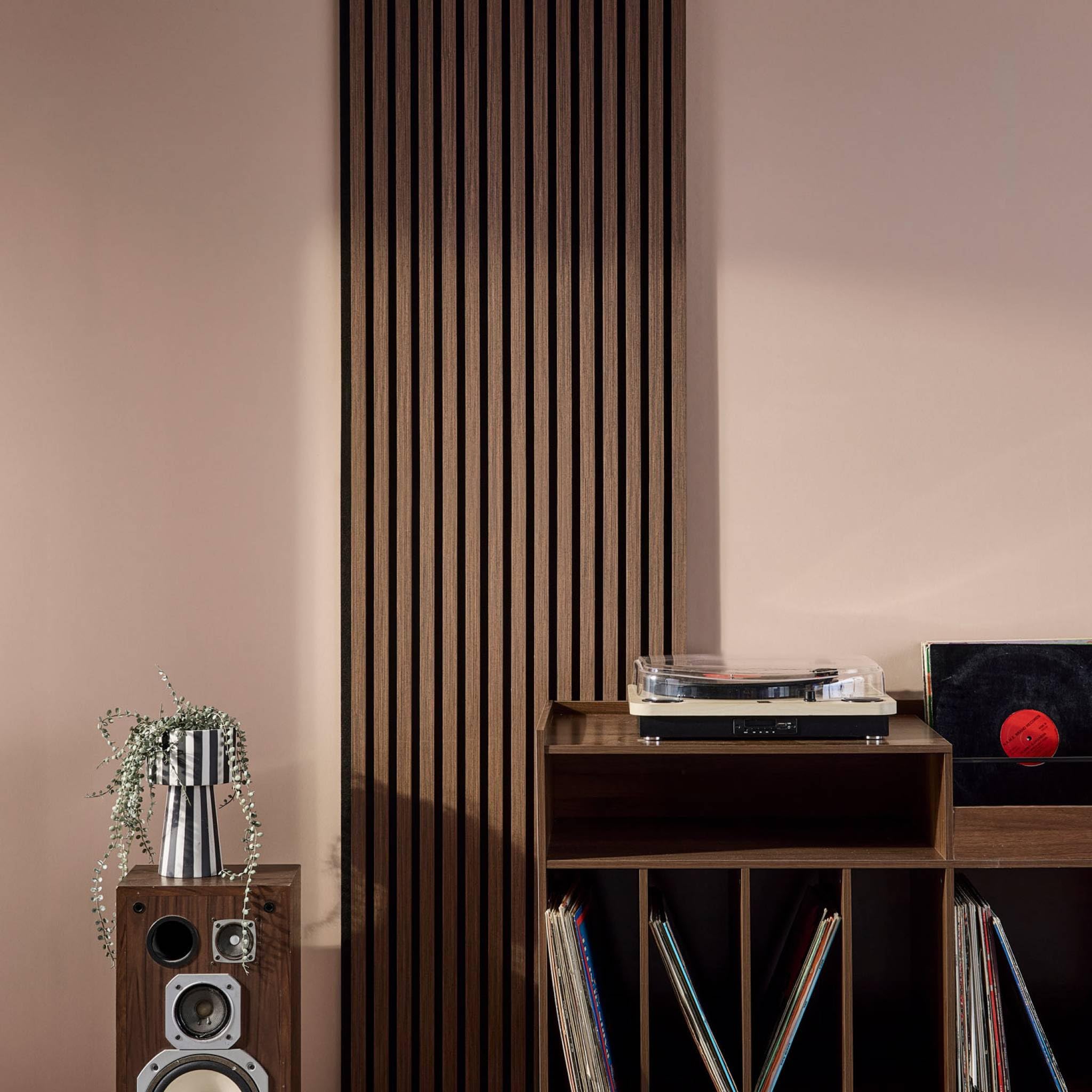 Panneaux muraux acoustiques sweeek Kyoto pour créer un salon chaleureux au style épuré