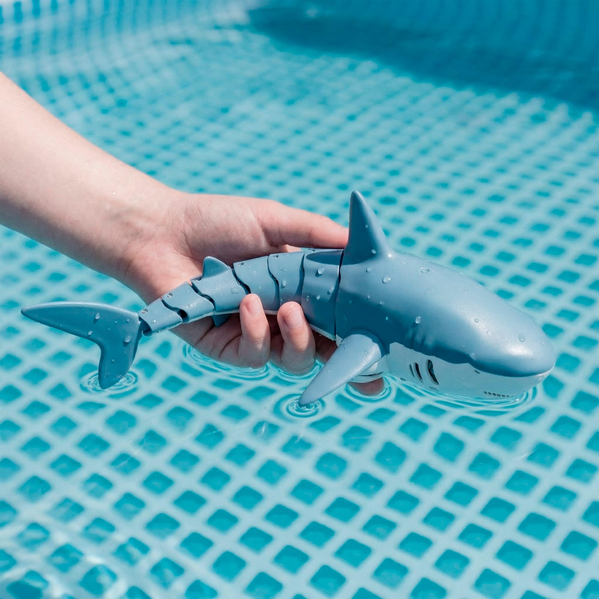 ColorBaby Racing Boat Tiburón de Juguete teledirigido, 38x14x10 cm, Mando Sumergible, 6 direcciones, Frecuencia 2.4 GHz, Alcance 30 Metros, Autonomía 25 Minutos, +3 años (39729)