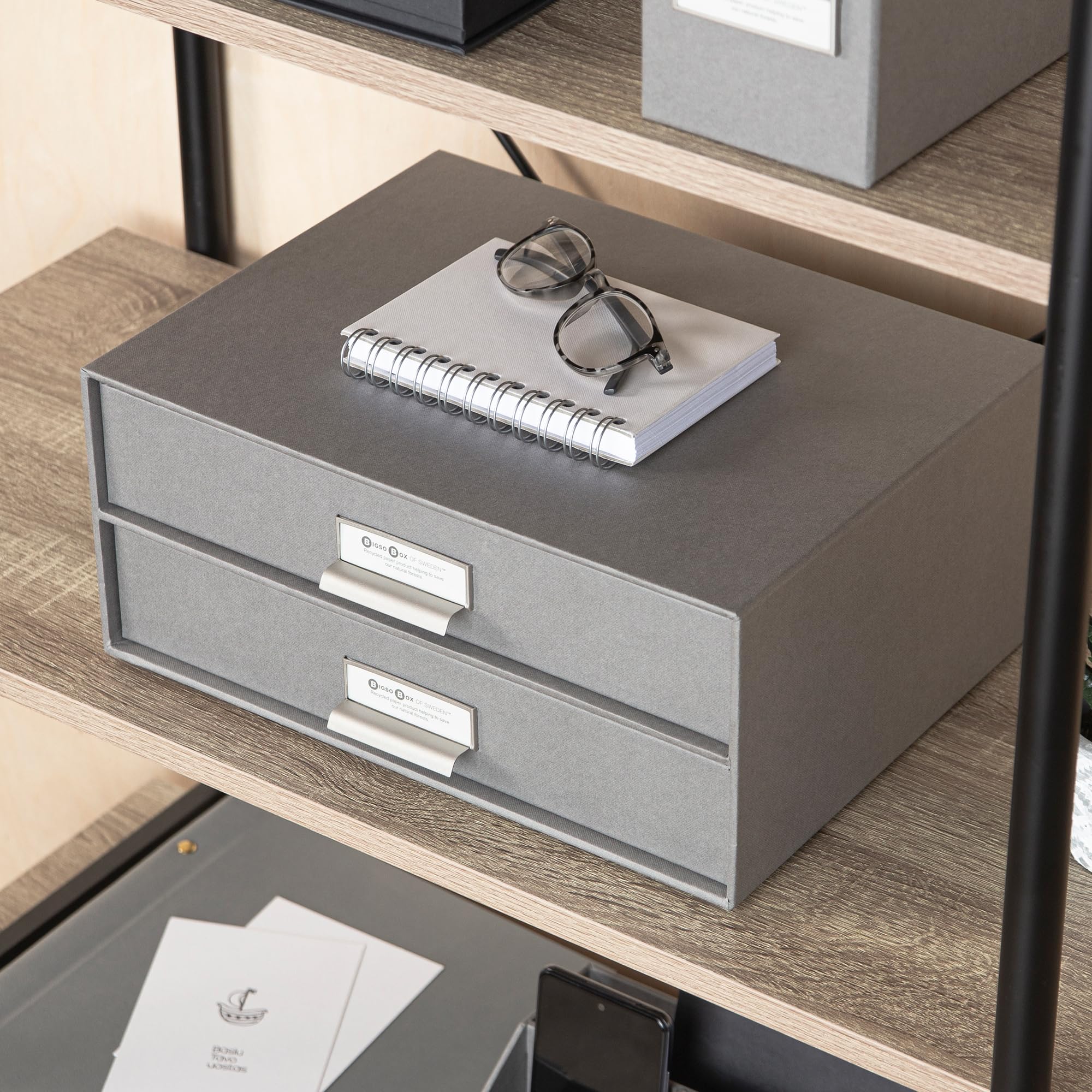 BIGSO BIRGER Schubladenbox – Aufbewahrungsbox mit 2 Schubladen – Schreibtisch Ablage für Dokumente & Bürobedarf – Ablagesystem aus recycelter Faserplatte und Papier – grau